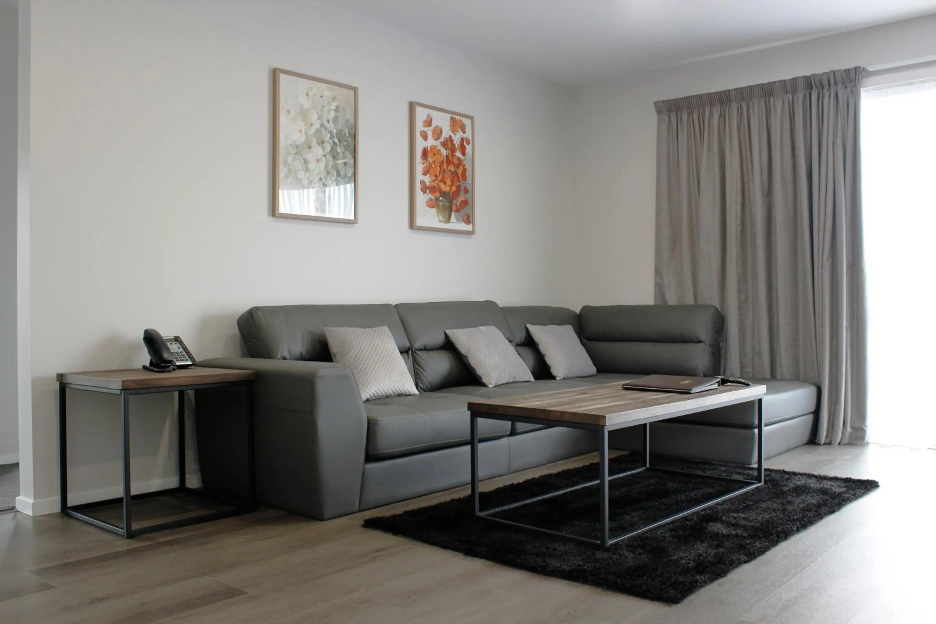 Living room in Colonial Motel