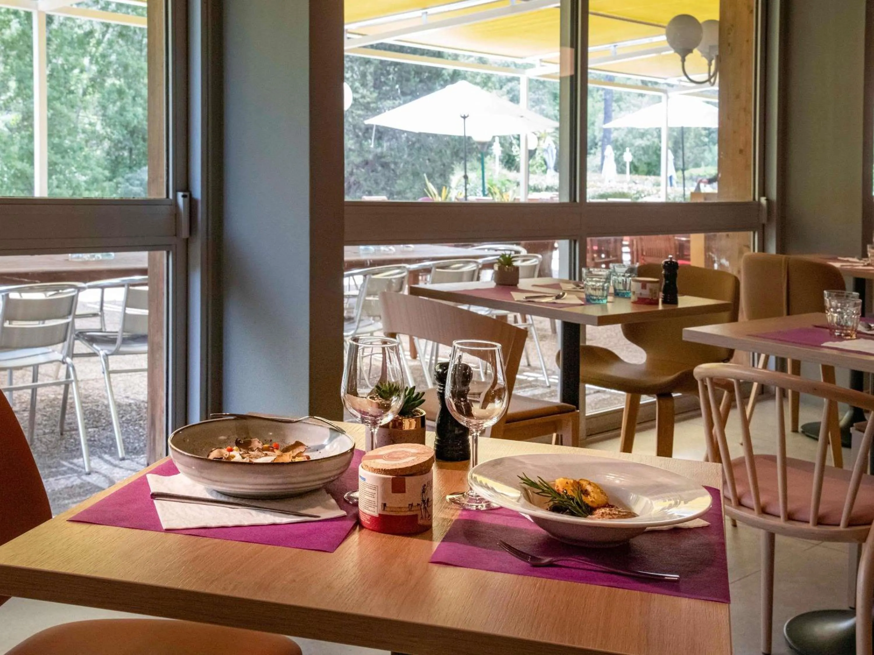 Restaurant/places to eat in Novotel Antibes Sophia Antipolis