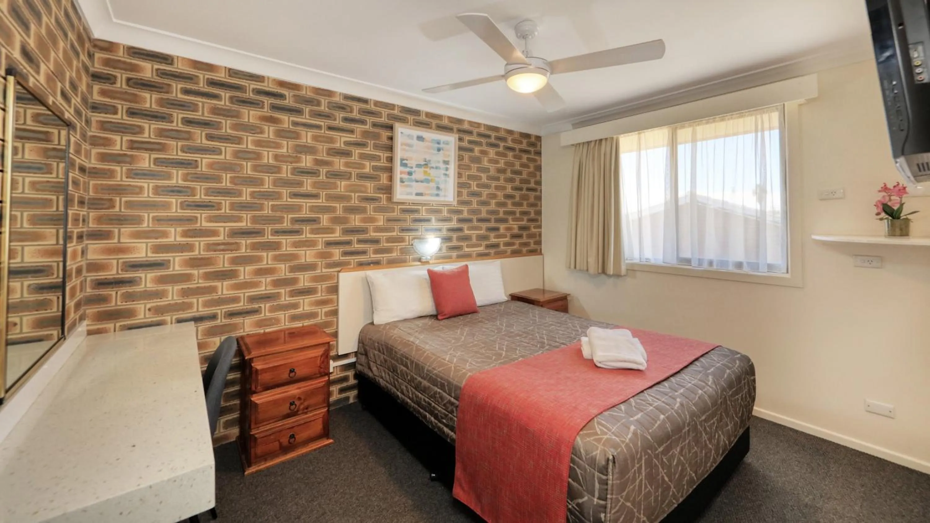 Bed in Top of the Town Motel