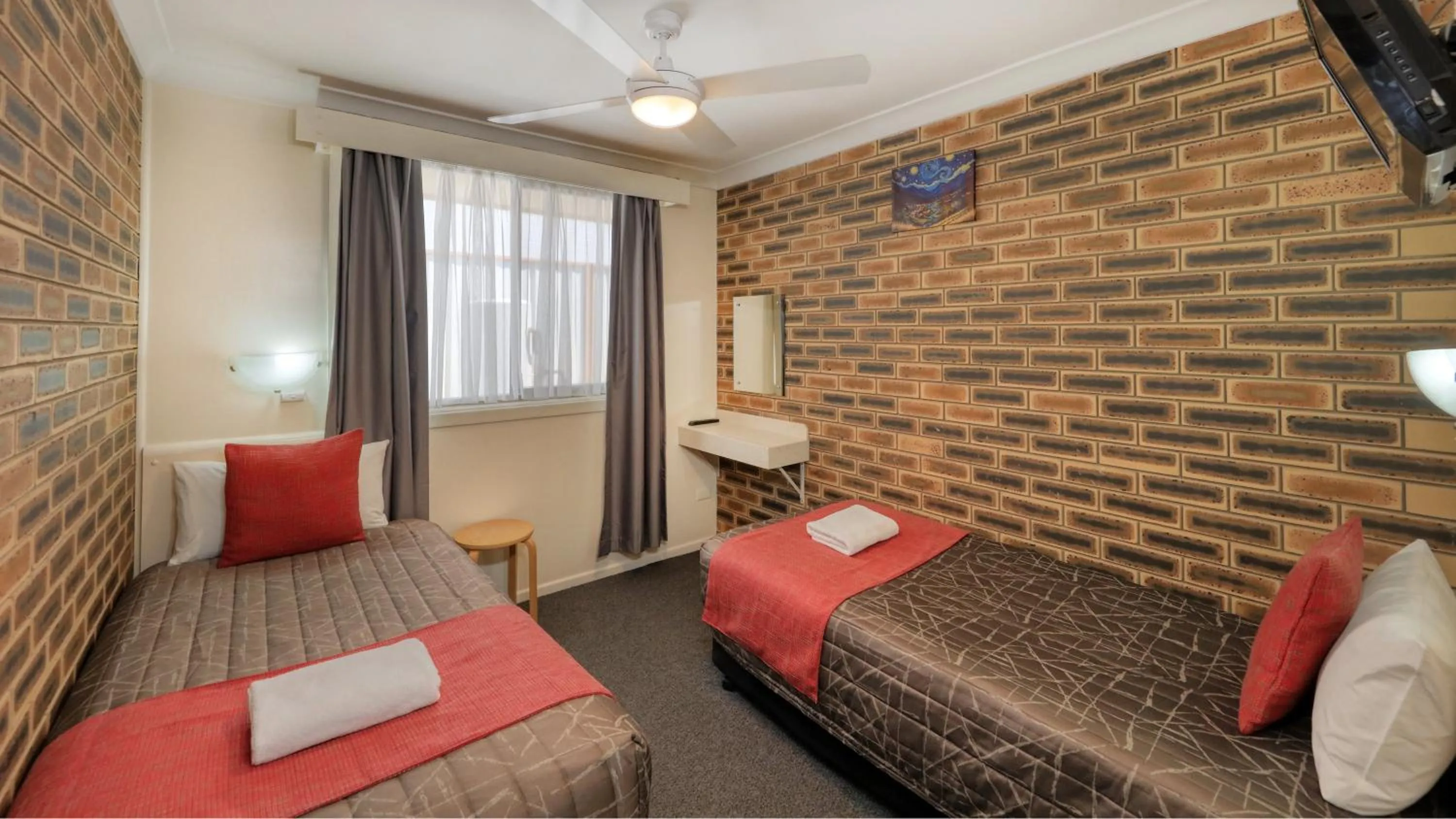 Bedroom, Bed in Top of the Town Motel