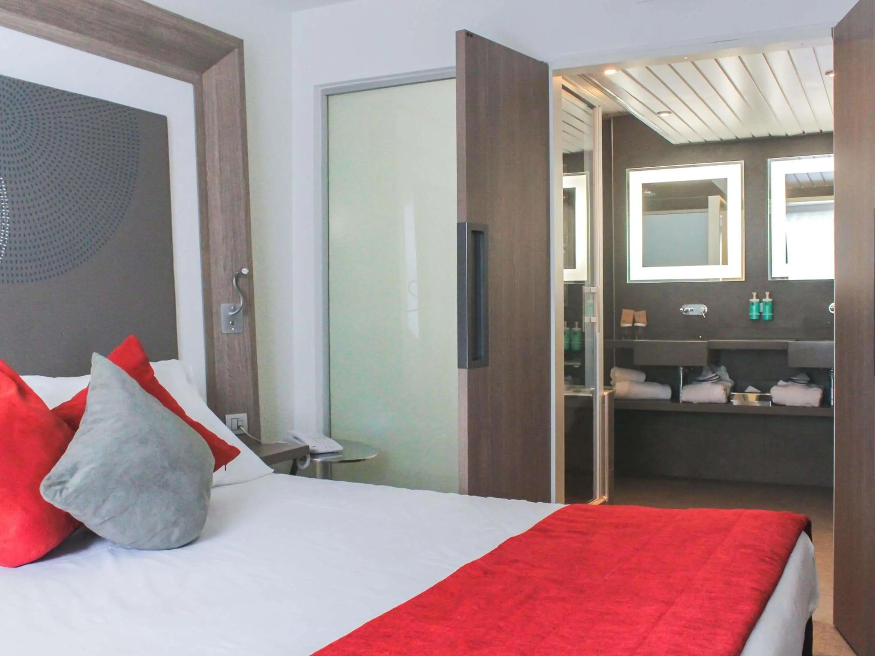 Bedroom, Bed in Novotel Narbonne Sud A9/A61