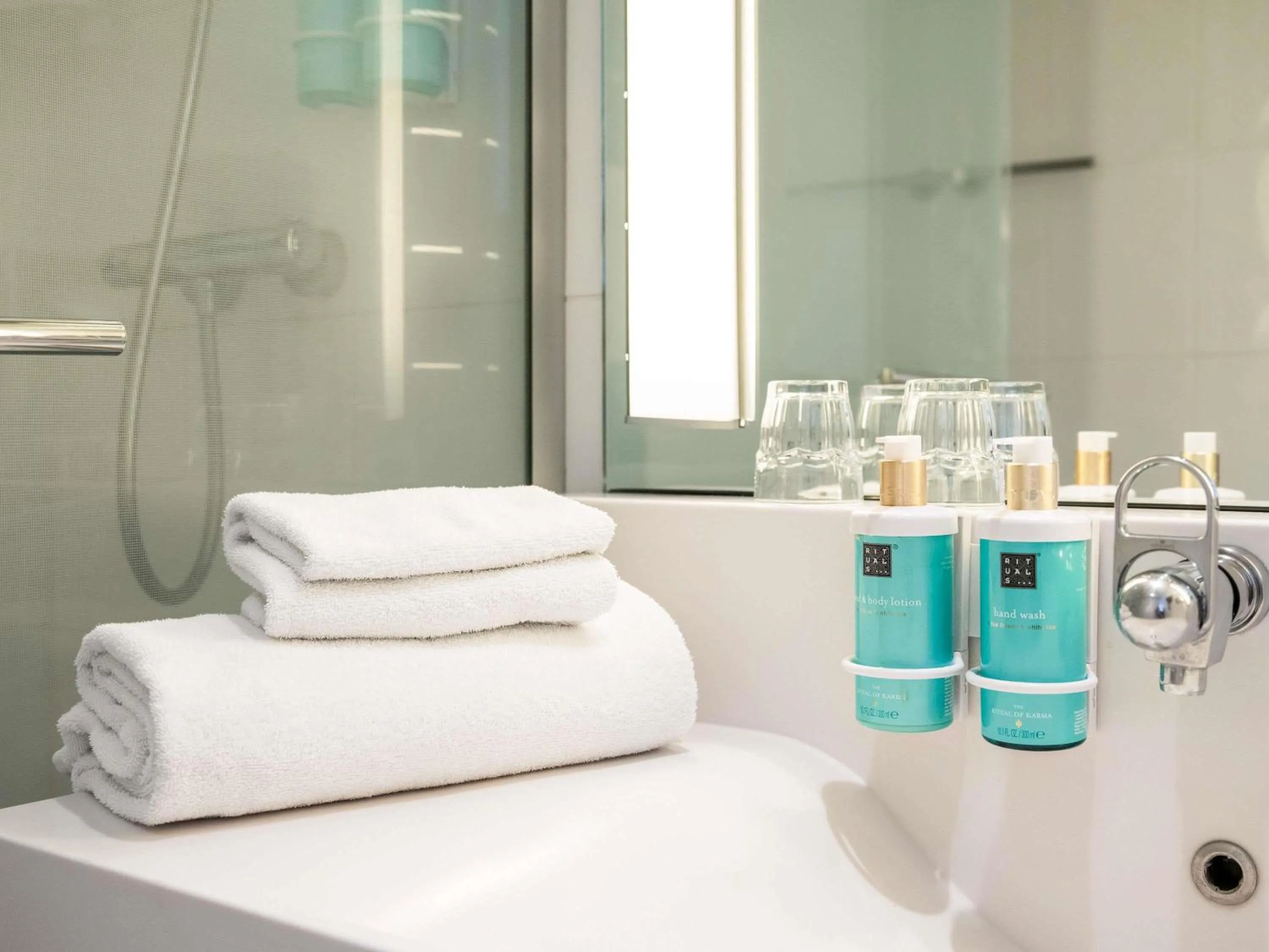 Shower in Novotel Bordeaux Mérignac