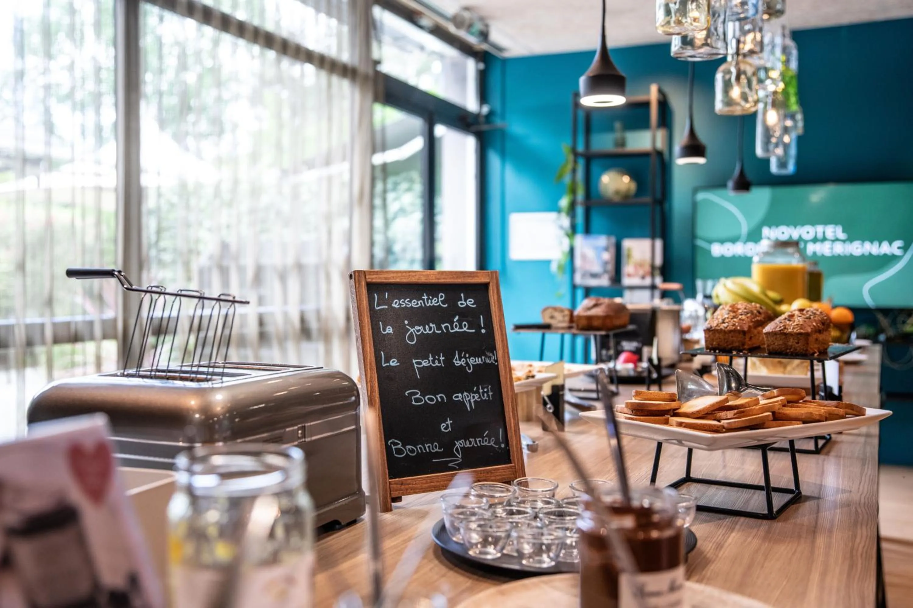 Dining area in Novotel Bordeaux Mérignac