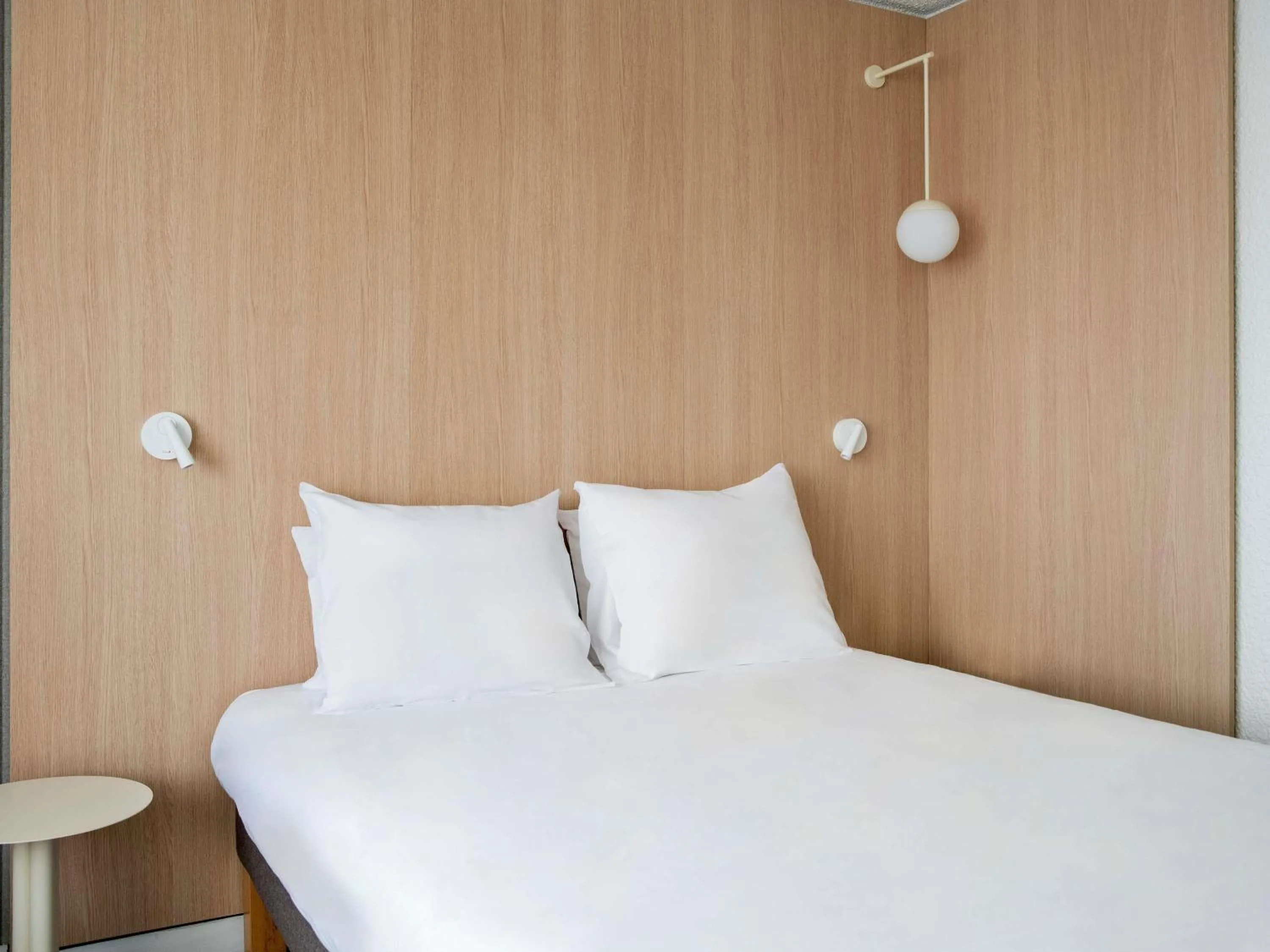 Bed in Novotel Bordeaux Mérignac