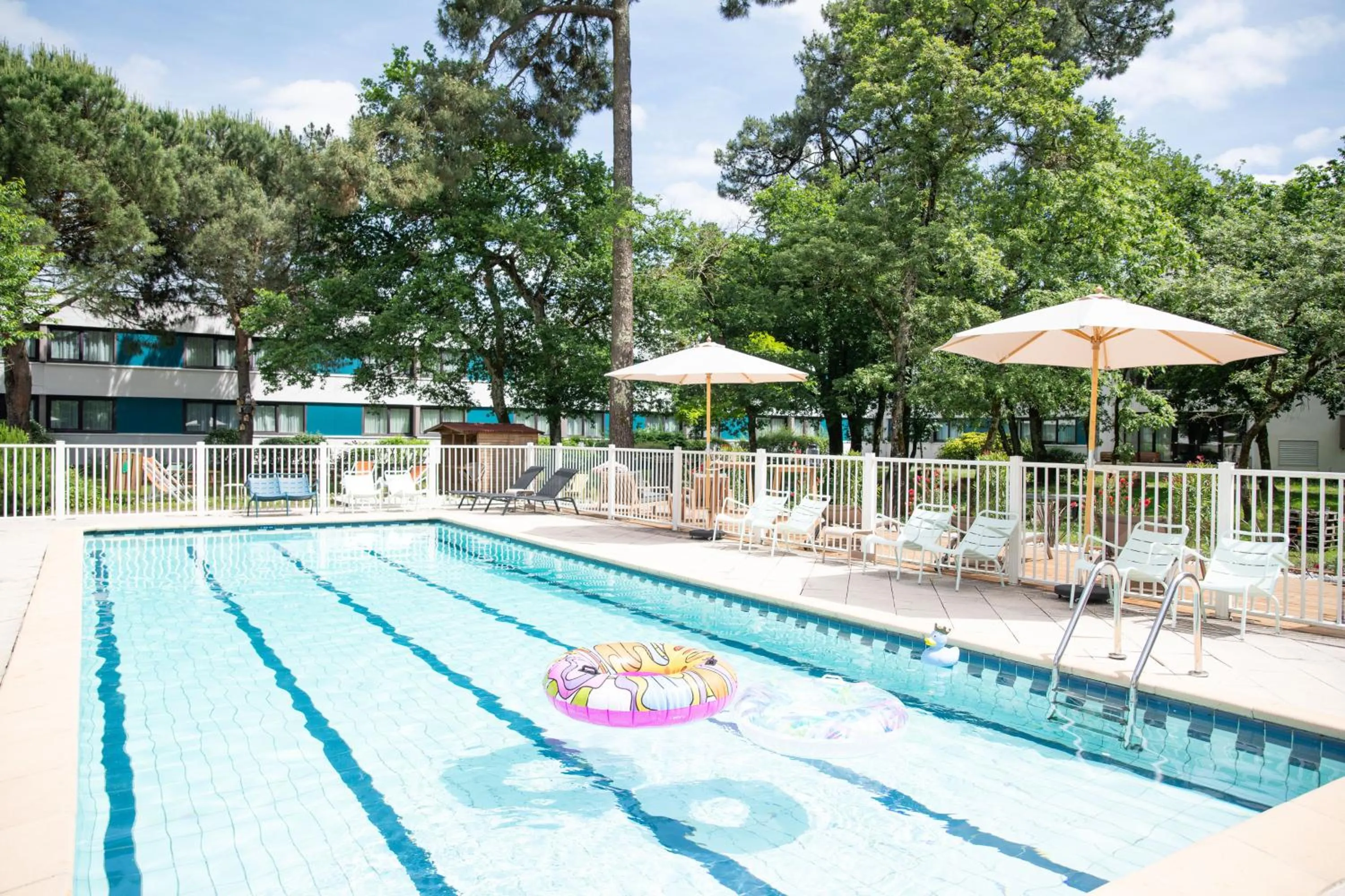 Swimming pool in Novotel Bordeaux Mérignac