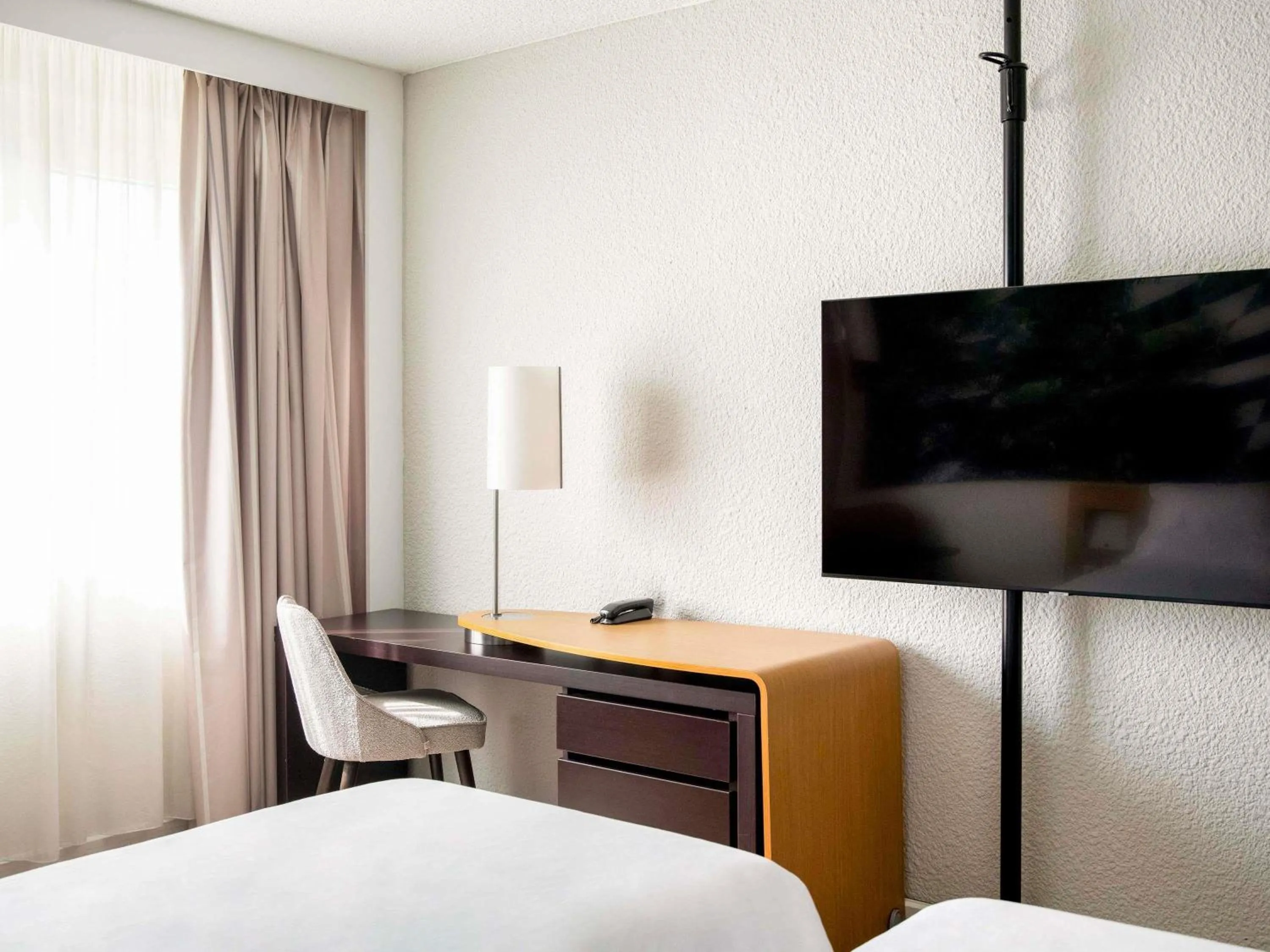 Communal lounge/ TV room, Bed in Novotel Bordeaux Mérignac