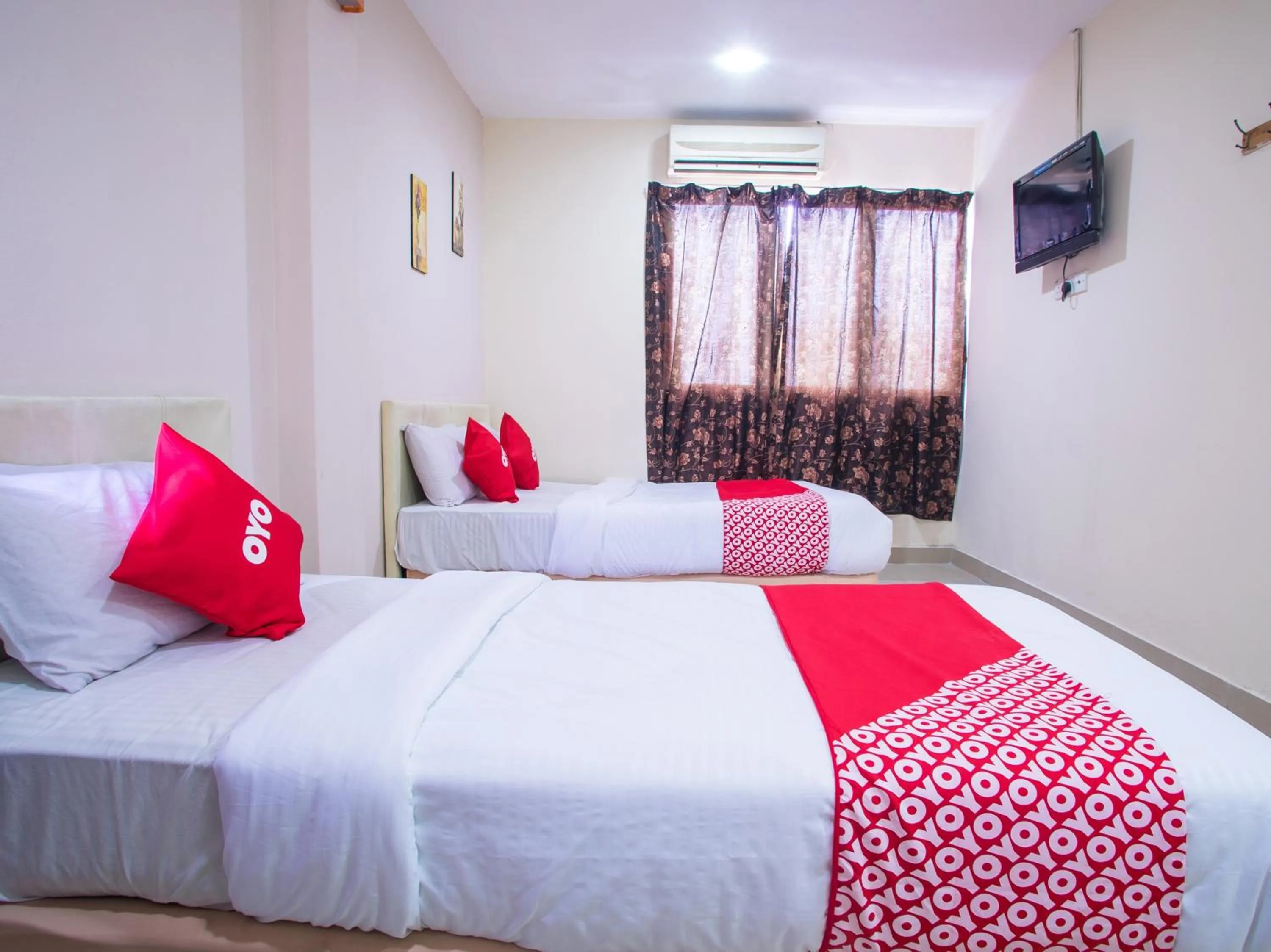 Bedroom in OYO 44010 Royals Star Hotel