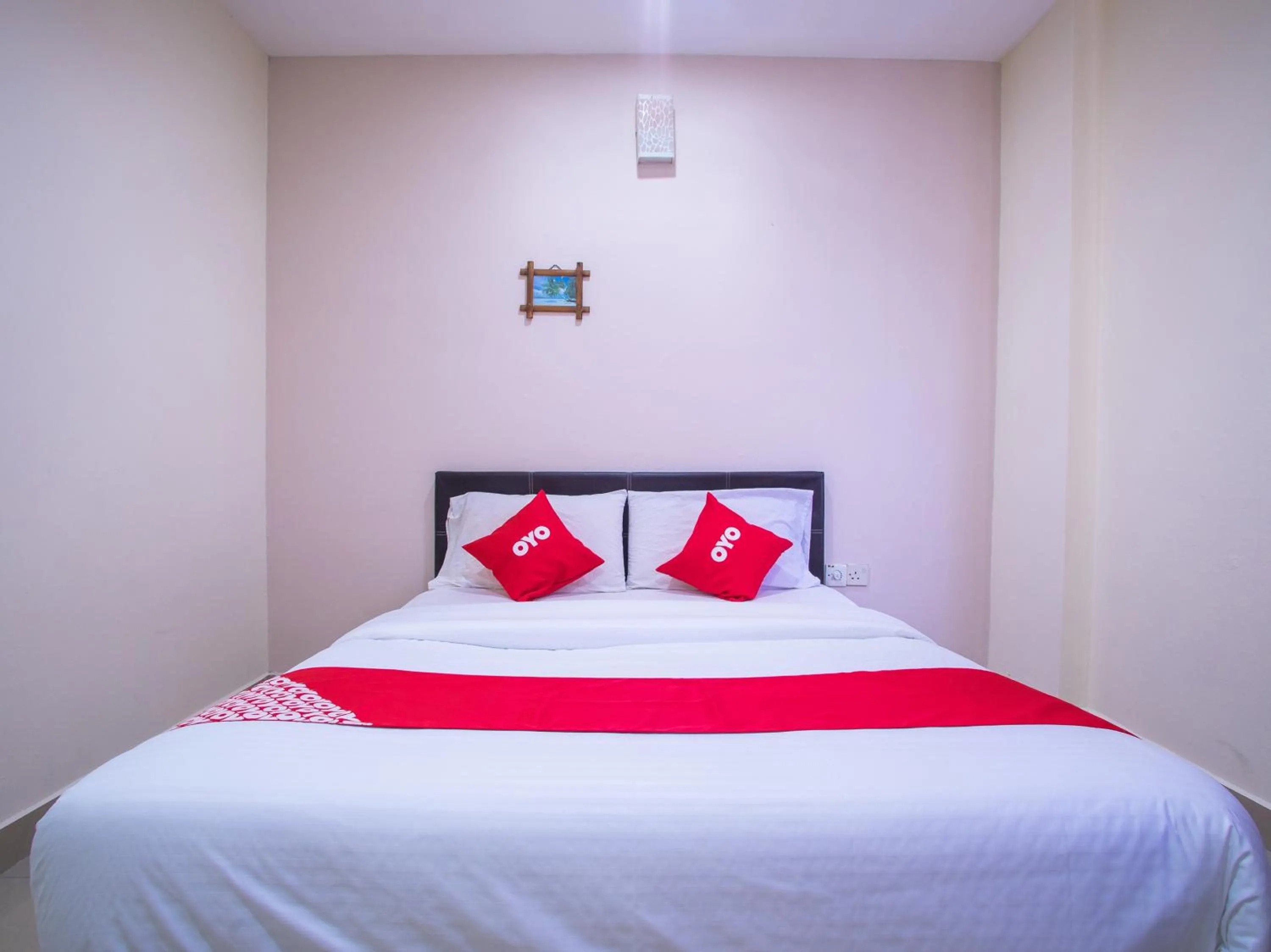 Bedroom in OYO 44010 Royals Star Hotel