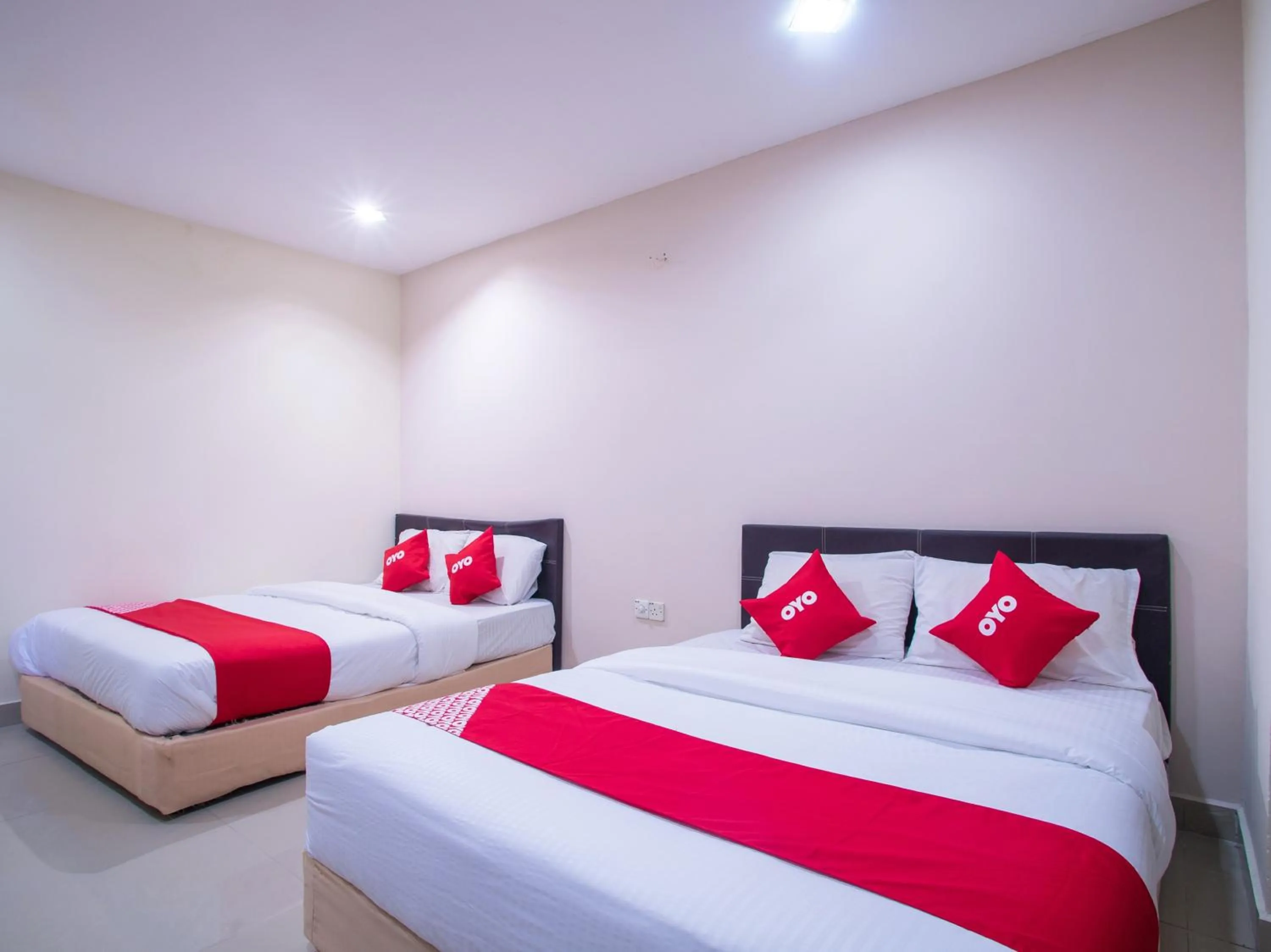 Bedroom in OYO 44010 Royals Star Hotel