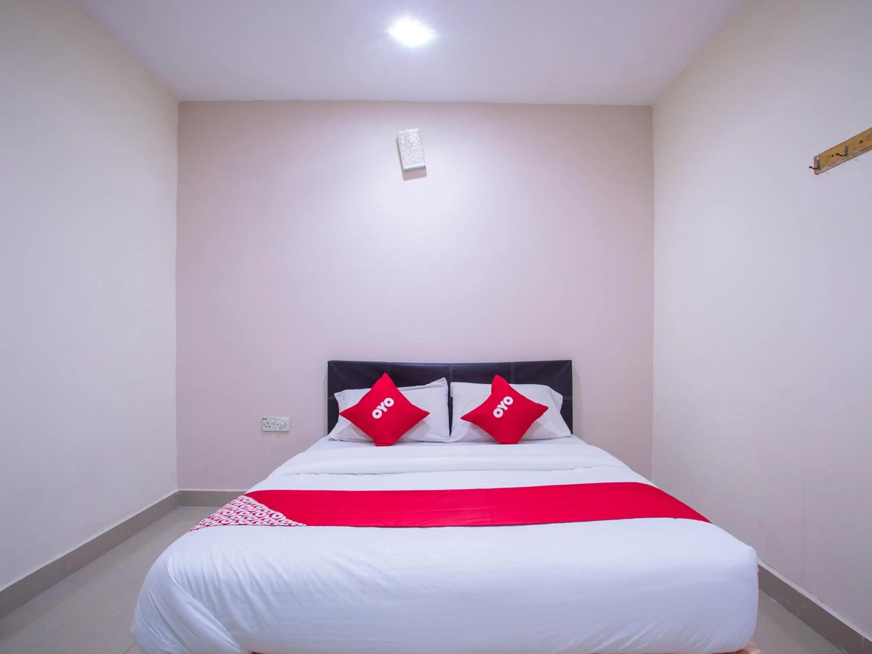 Bedroom in OYO 44010 Royals Star Hotel