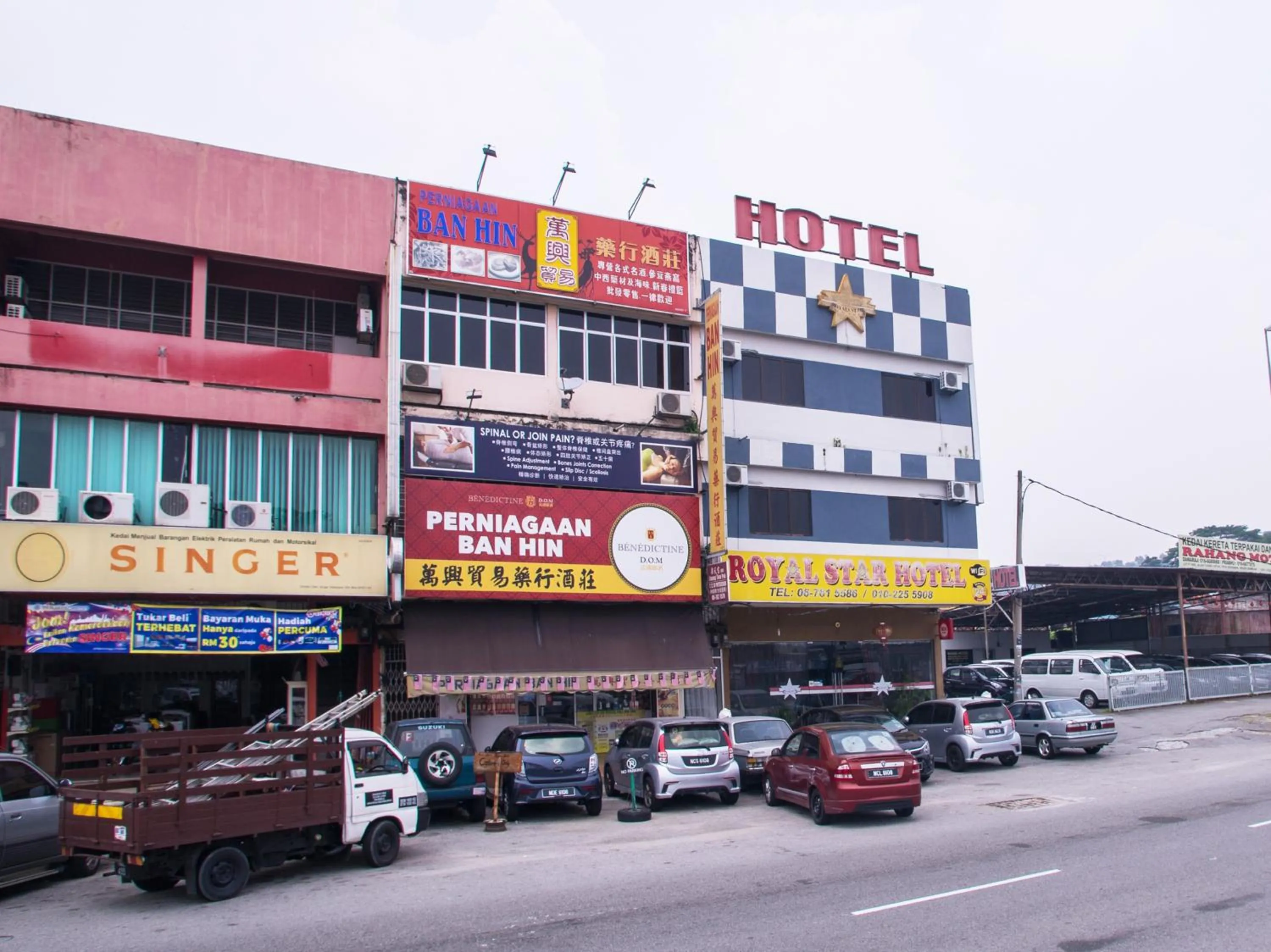 Property Building in OYO 44010 Royals Star Hotel