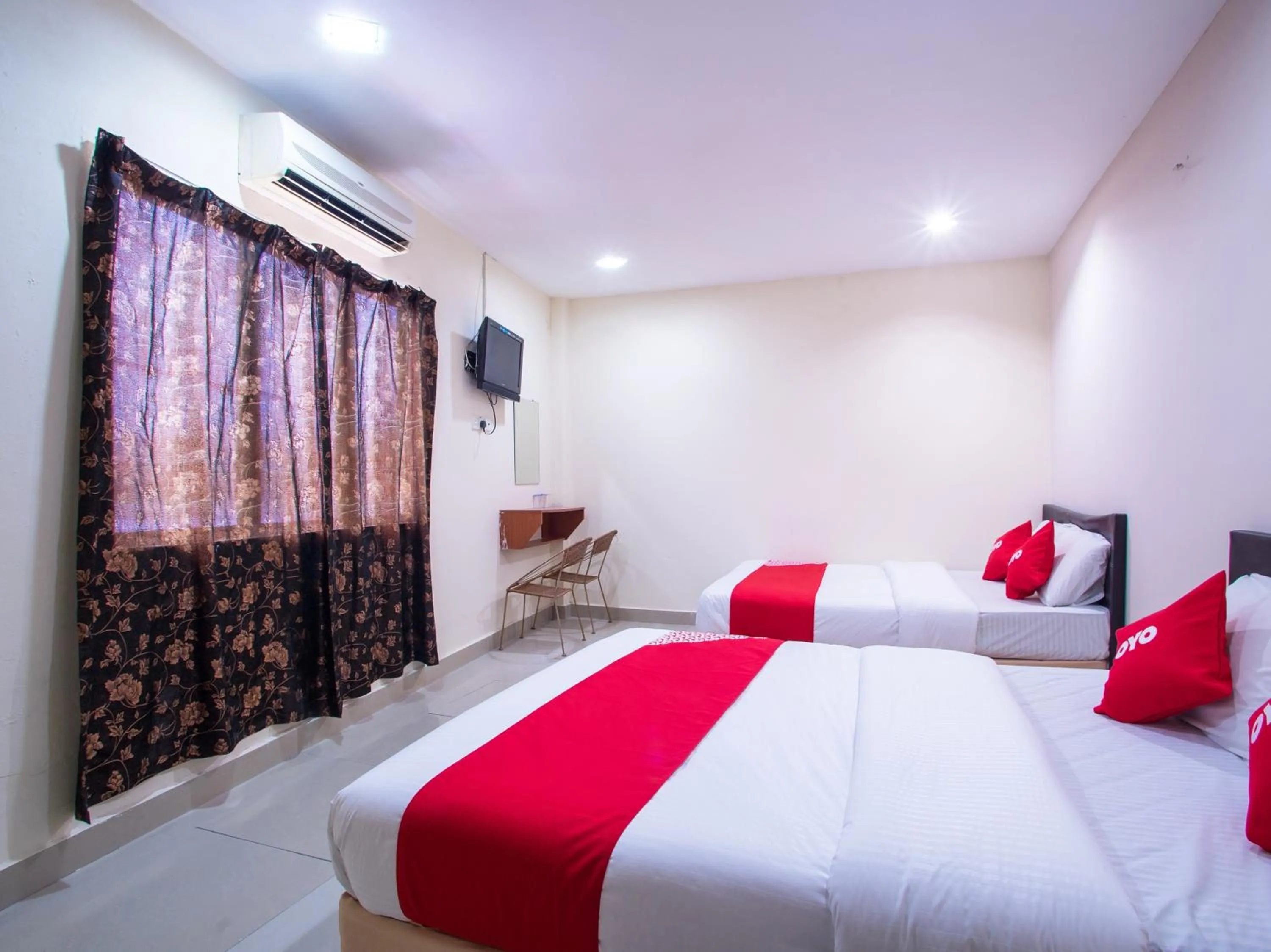 Bedroom in OYO 44010 Royals Star Hotel