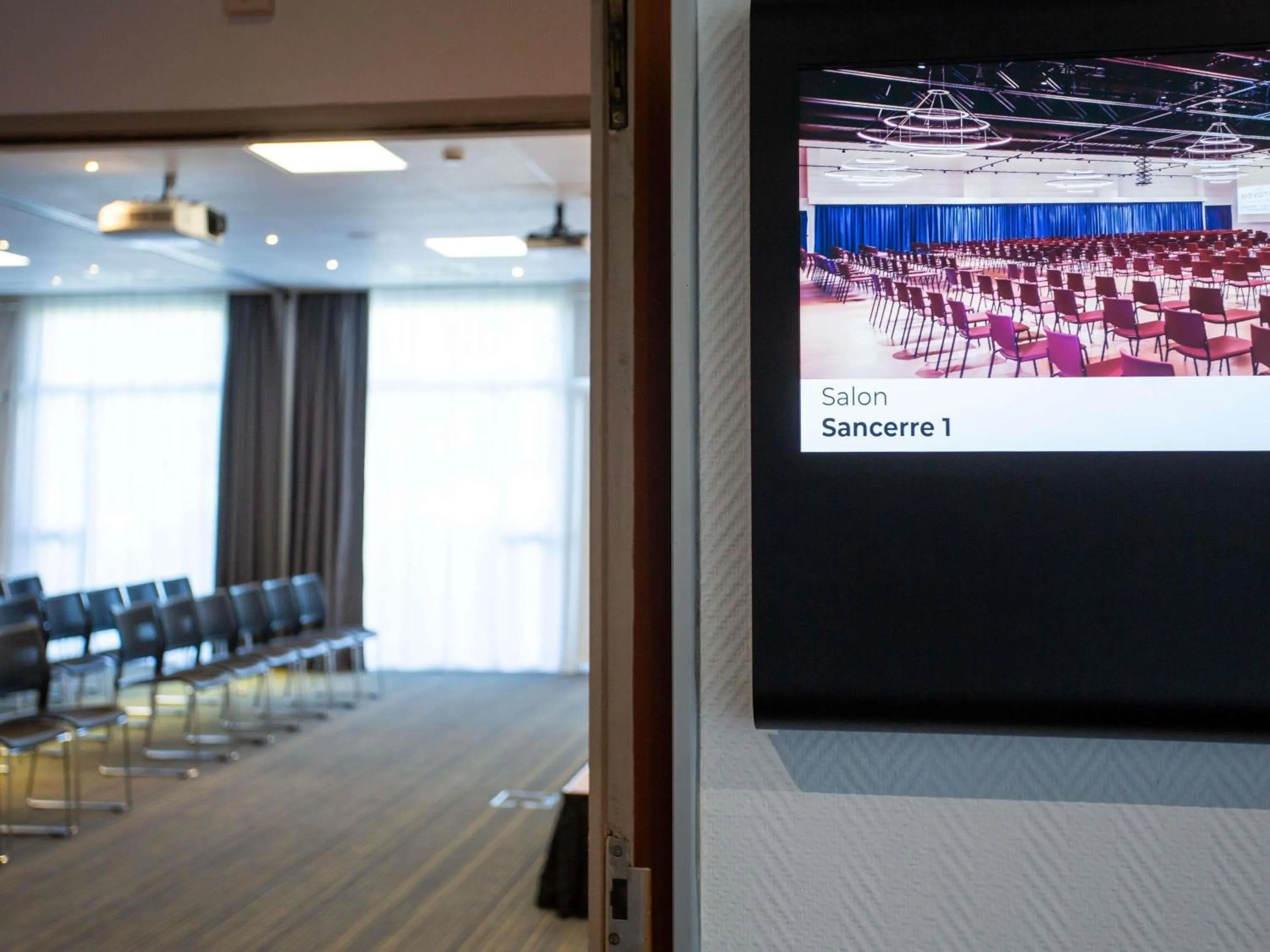 Meeting/conference room in Novotel Bourges