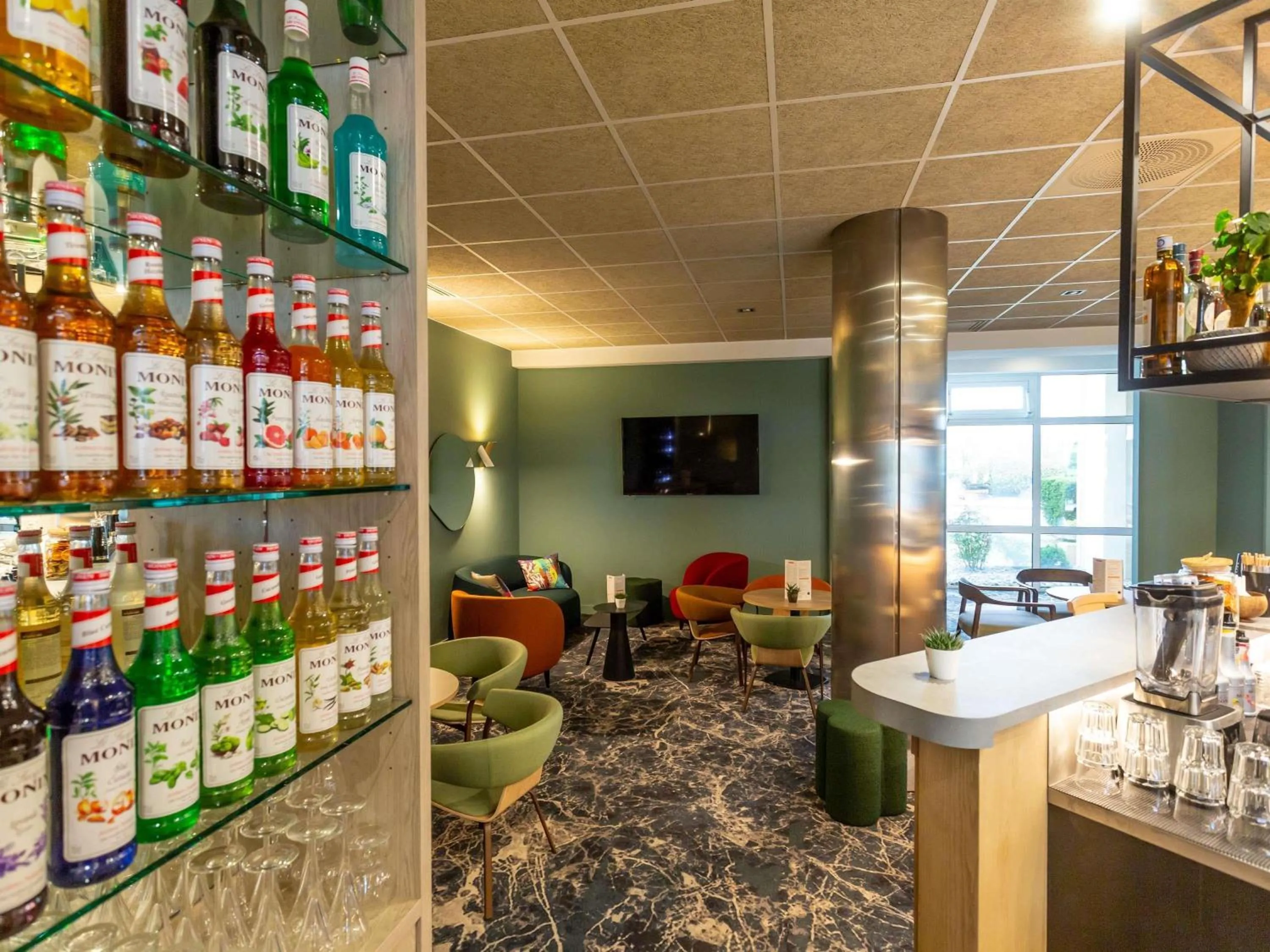 Lounge or bar in Novotel Bourges