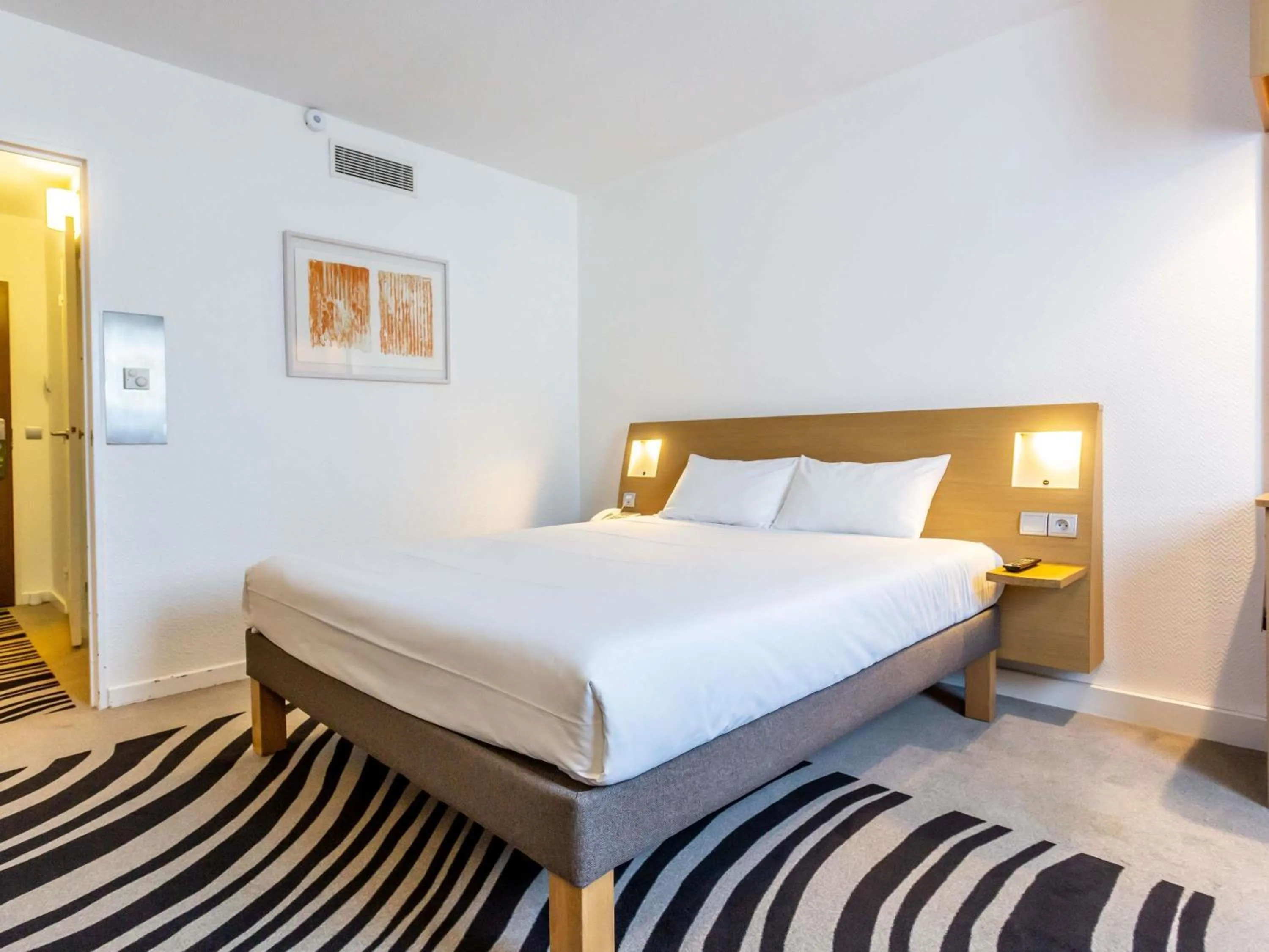 Bedroom, Bed in Novotel Bourges