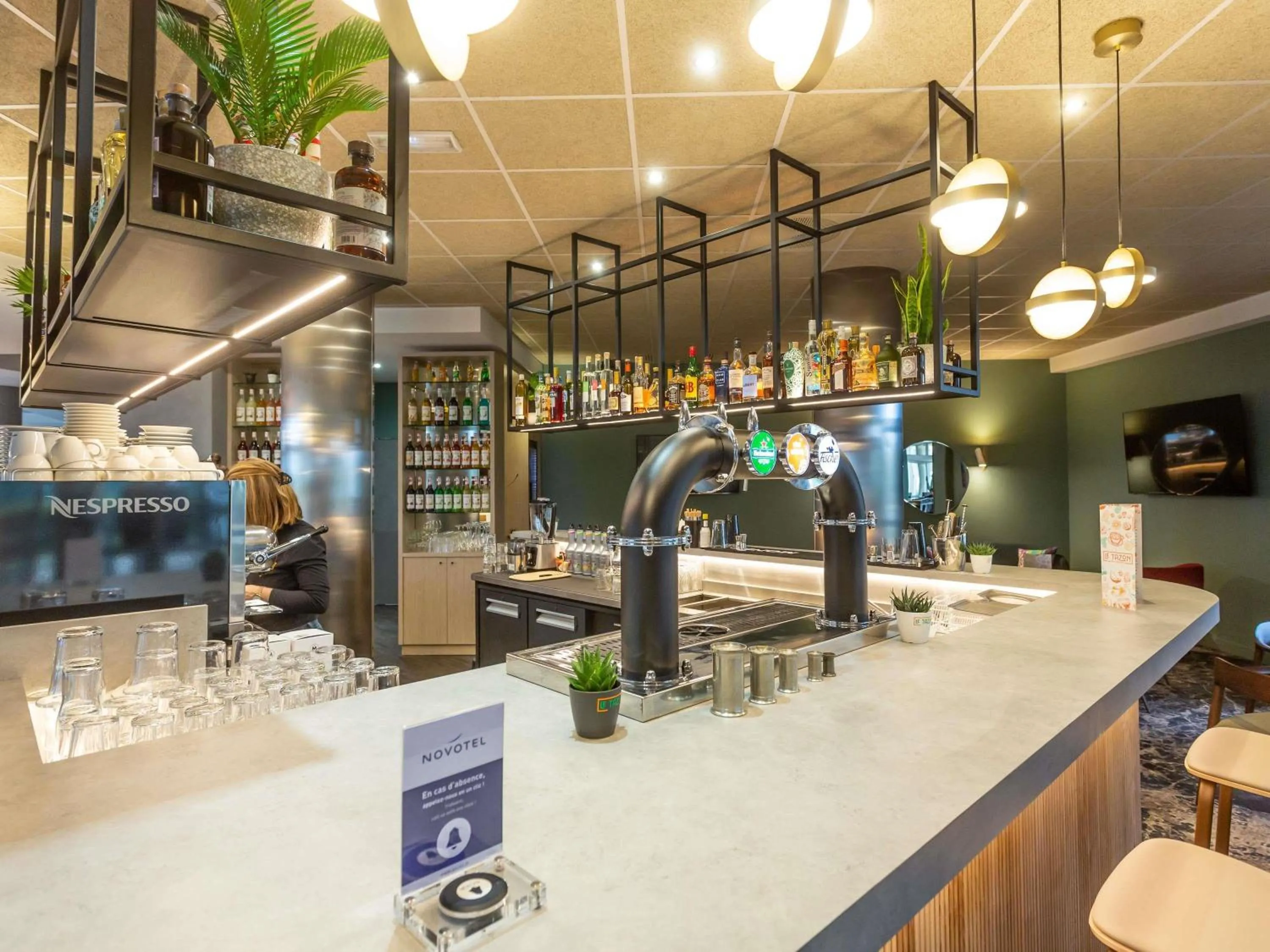 Lounge or bar in Novotel Bourges