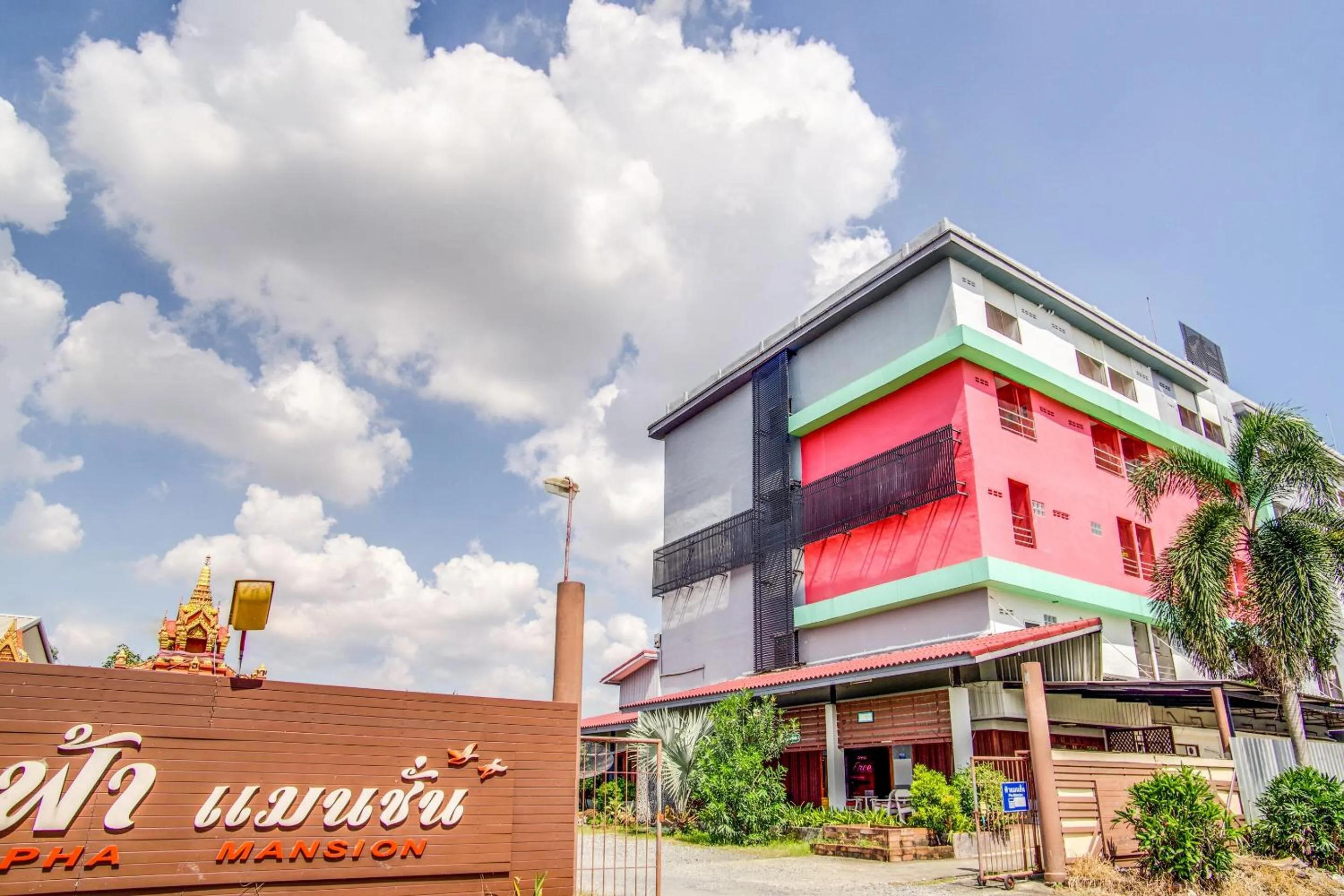 Facade/entrance in Pha Mansion