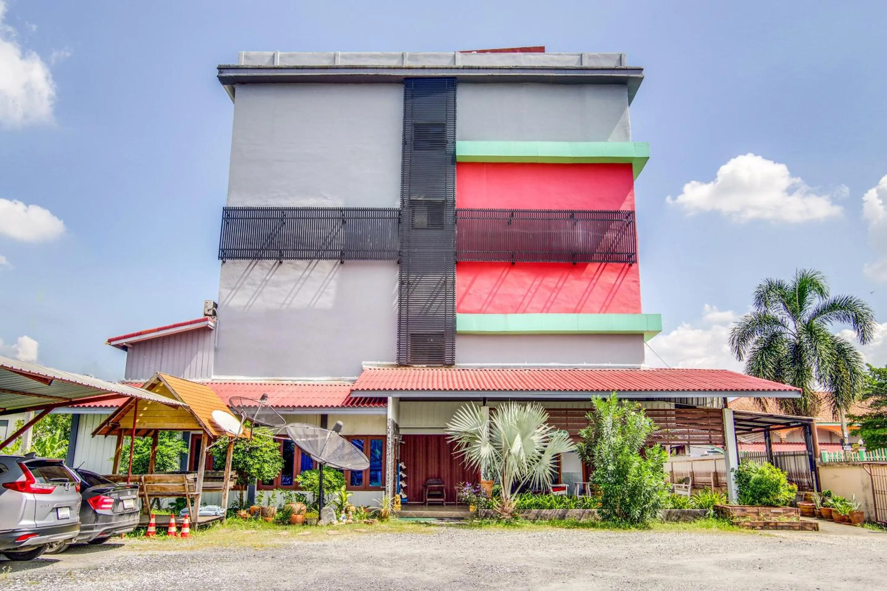 Facade/entrance in Pha Mansion
