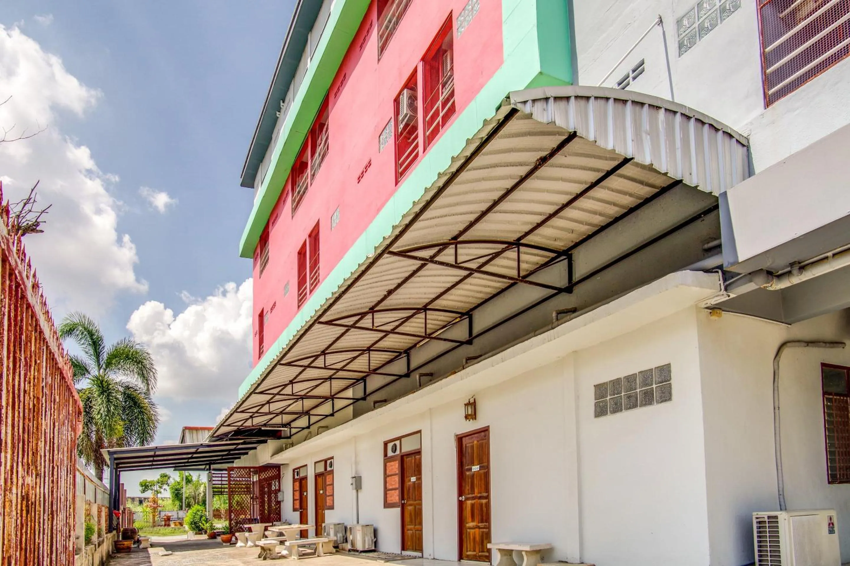 Facade/entrance in Pha Mansion