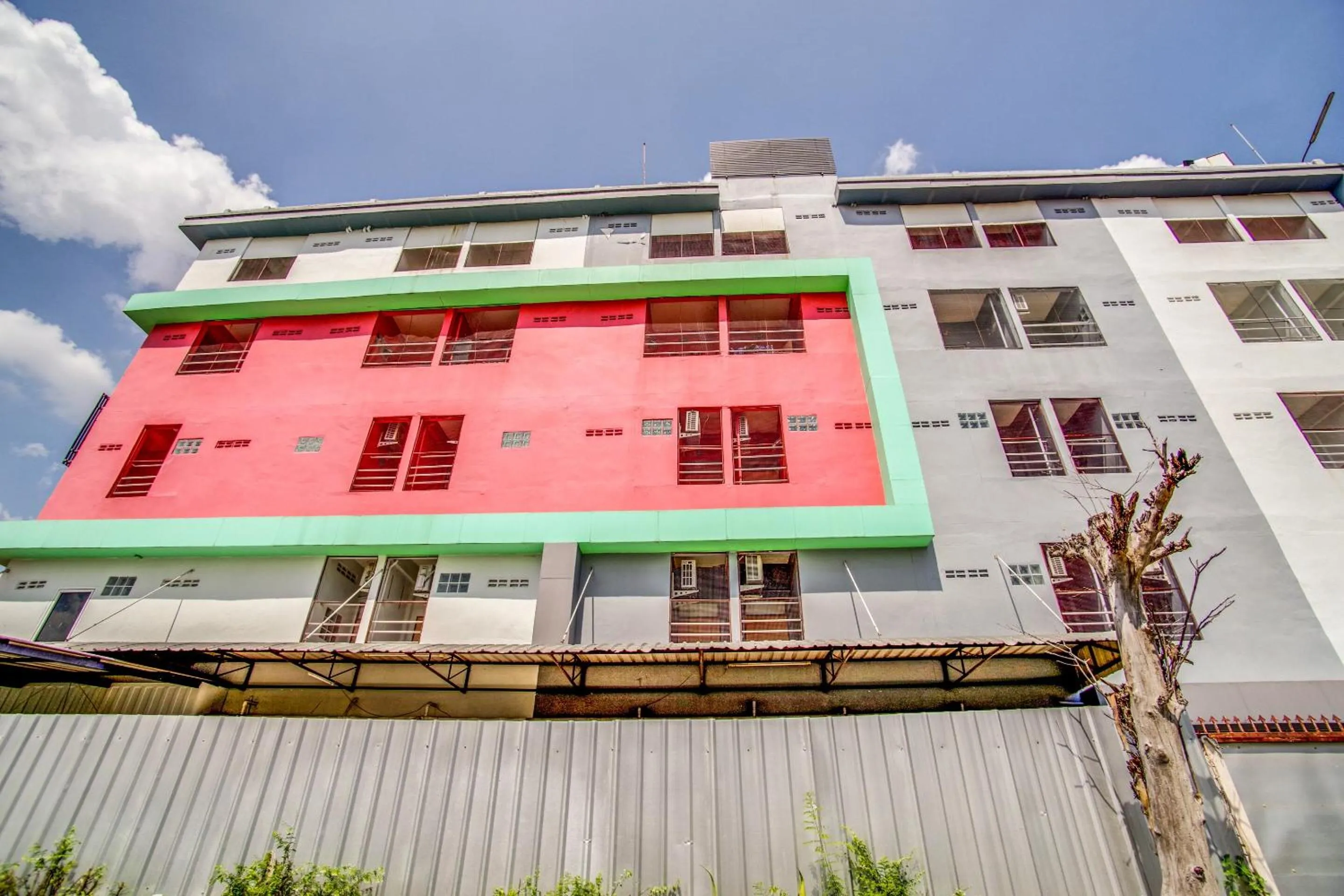 Facade/entrance in Pha Mansion