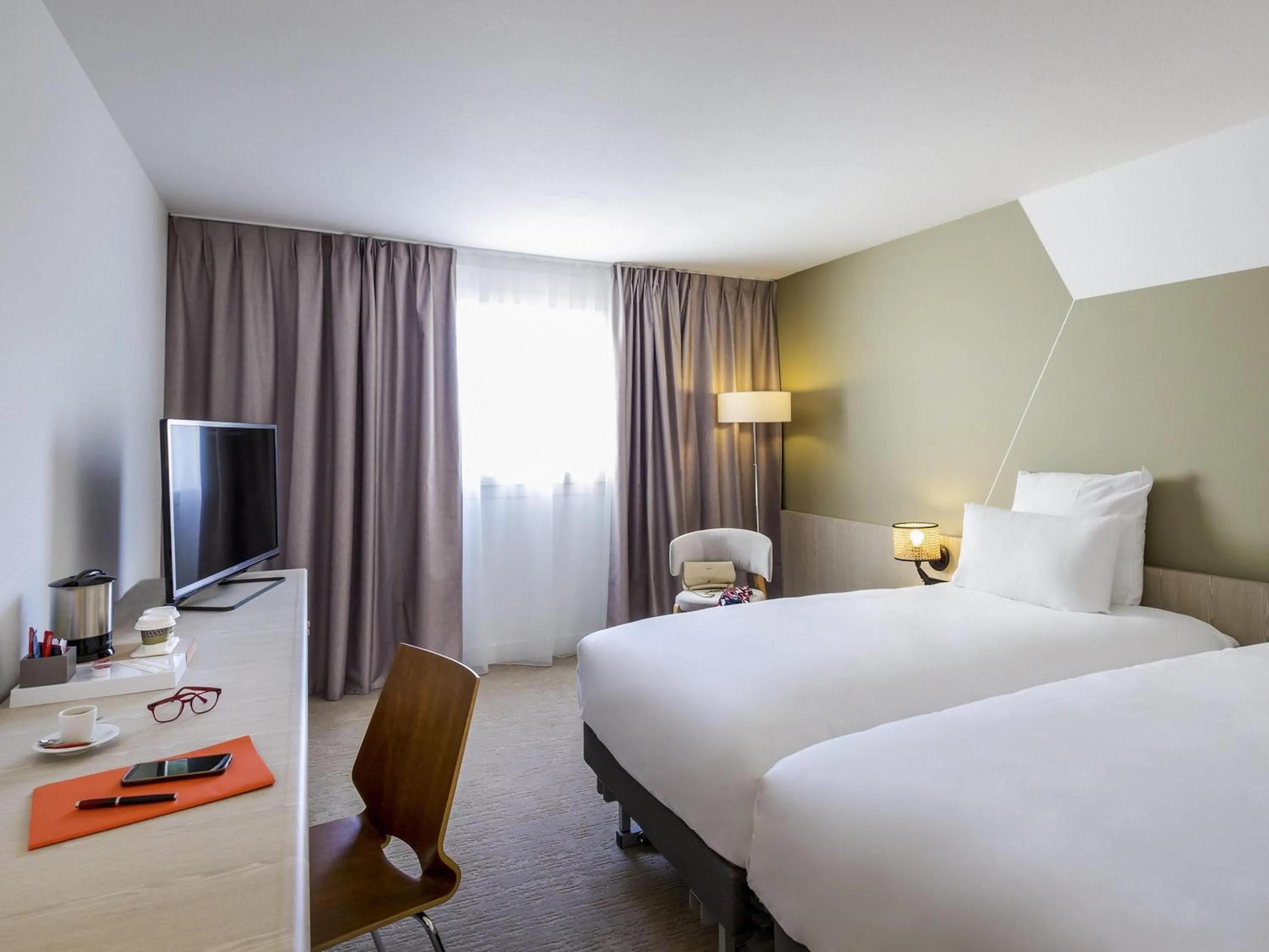 Bedroom, Bed in Mercure Cannes Mandelieu