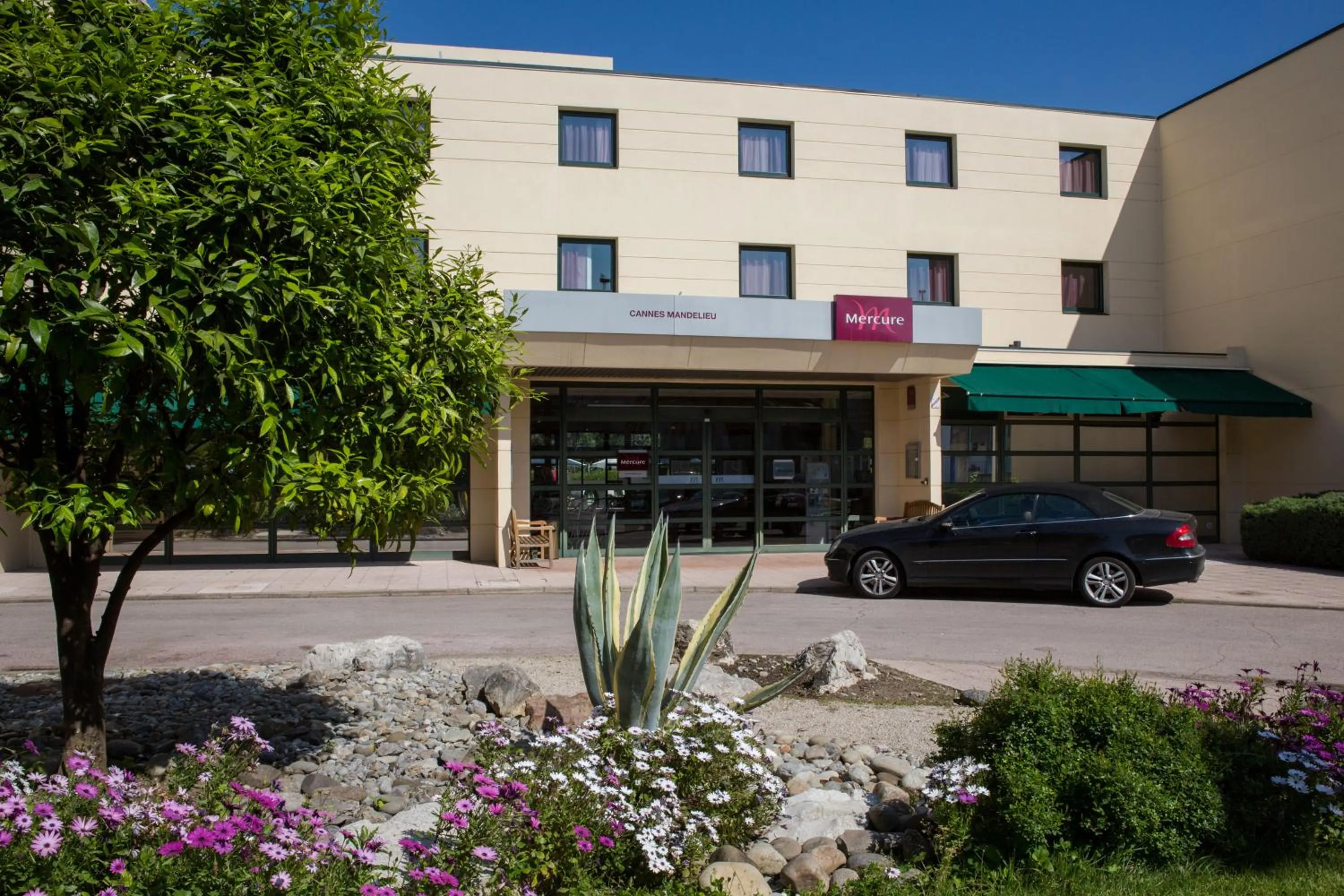 Facade/entrance in Mercure Cannes Mandelieu