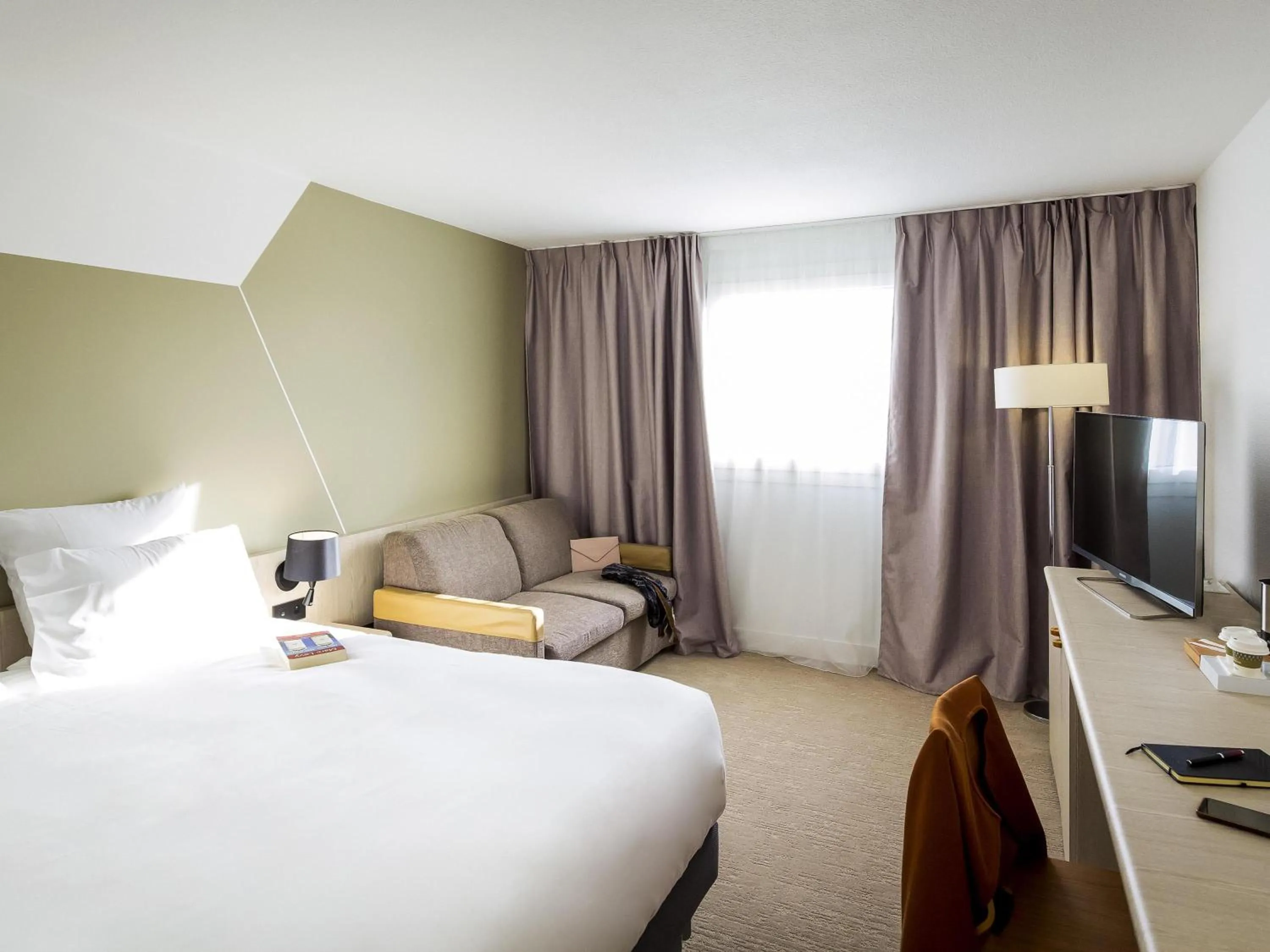 Bedroom, Bed in Mercure Cannes Mandelieu