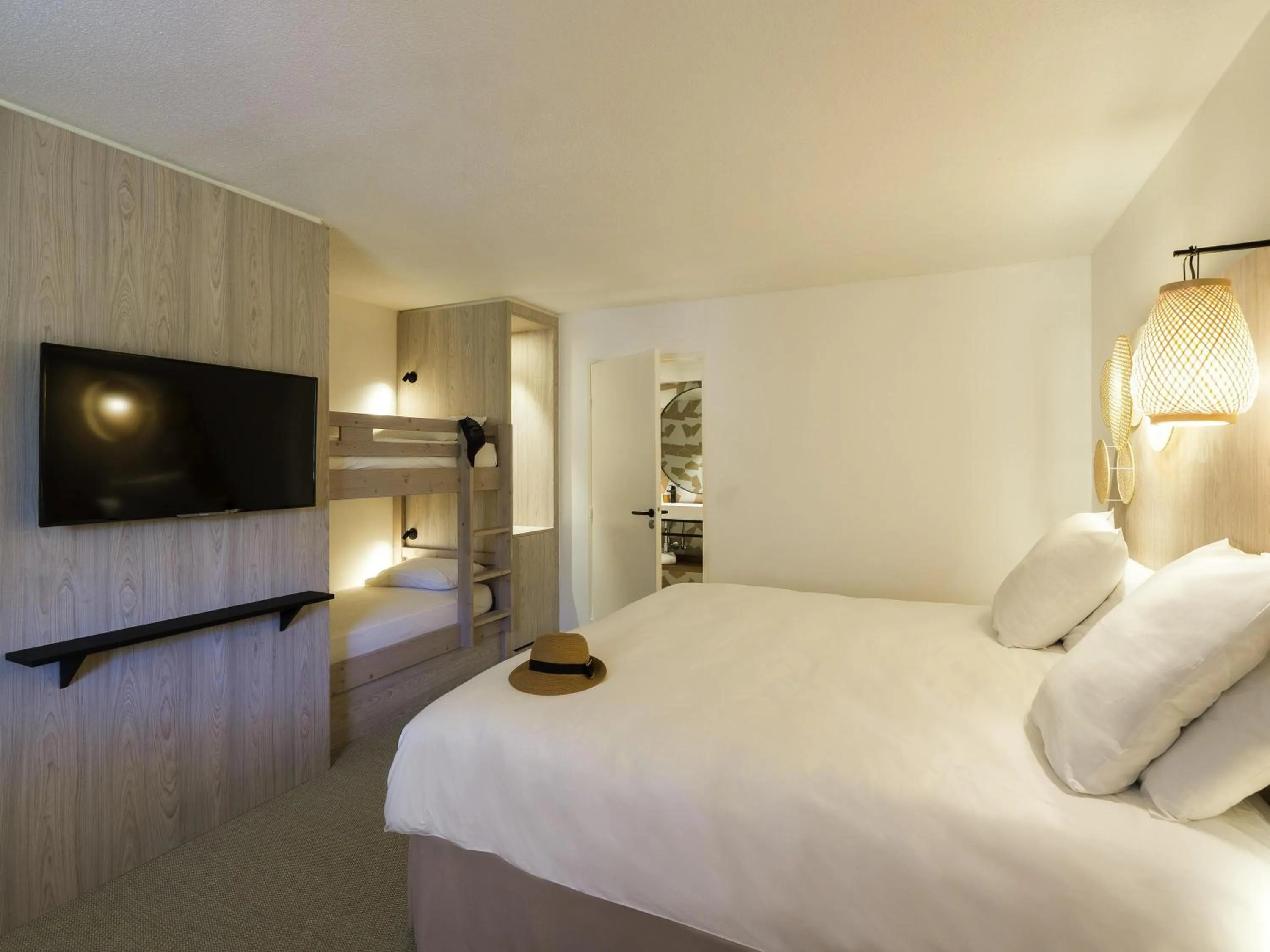 Bedroom, Bed in Mercure Cannes Mandelieu