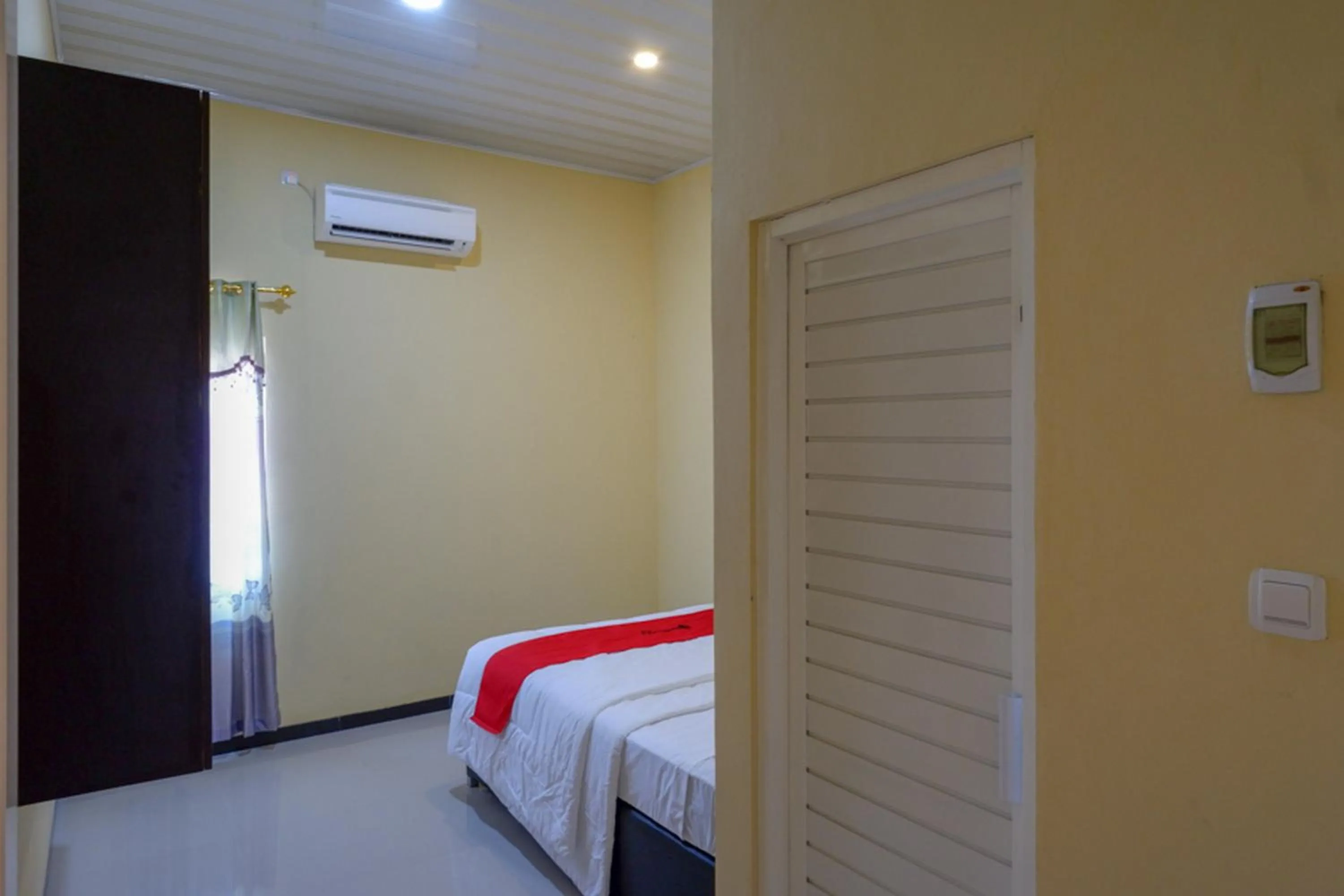 Bed in RedDoorz Syariah near Alun Alun Pati