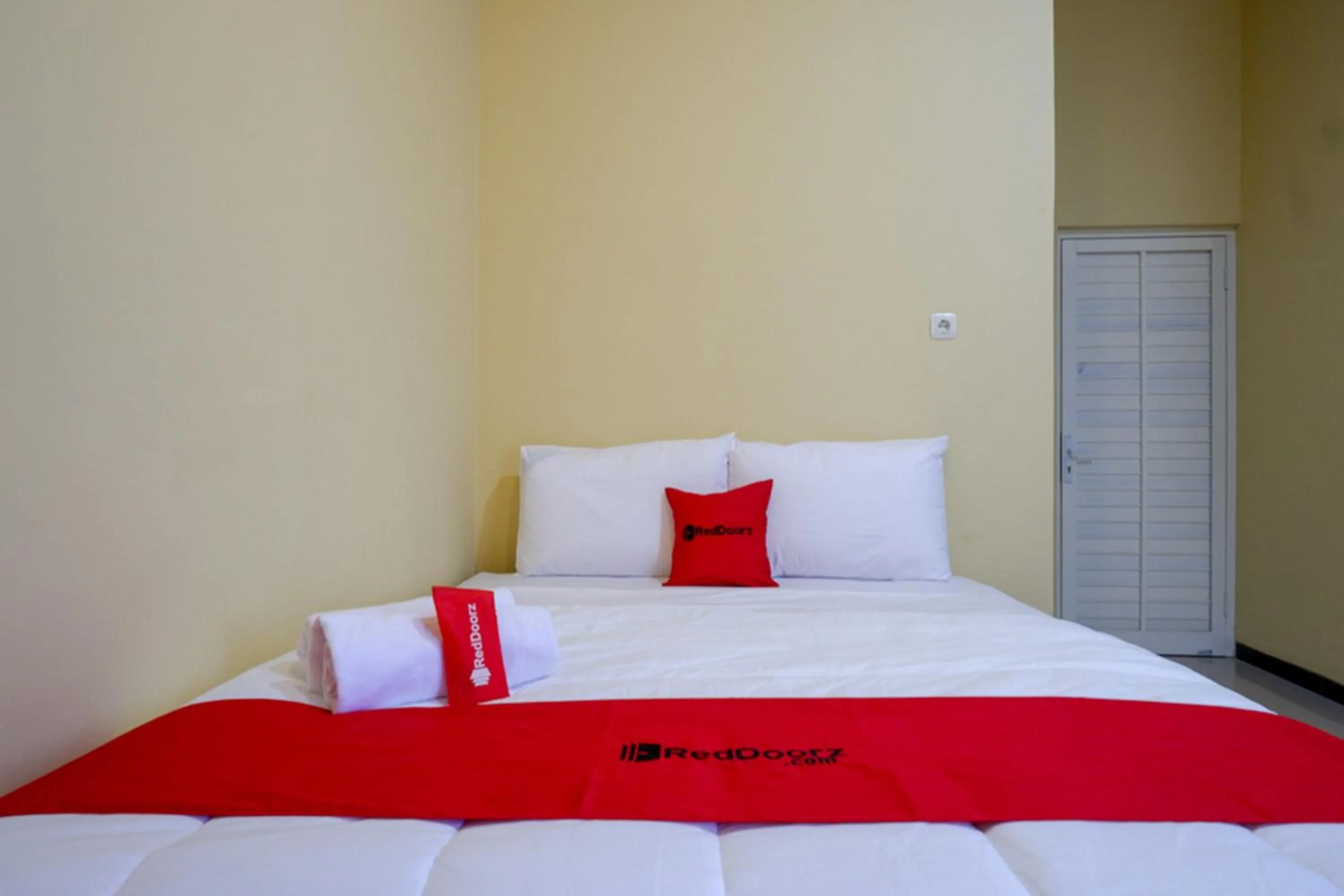Bed in RedDoorz Syariah near Alun Alun Pati