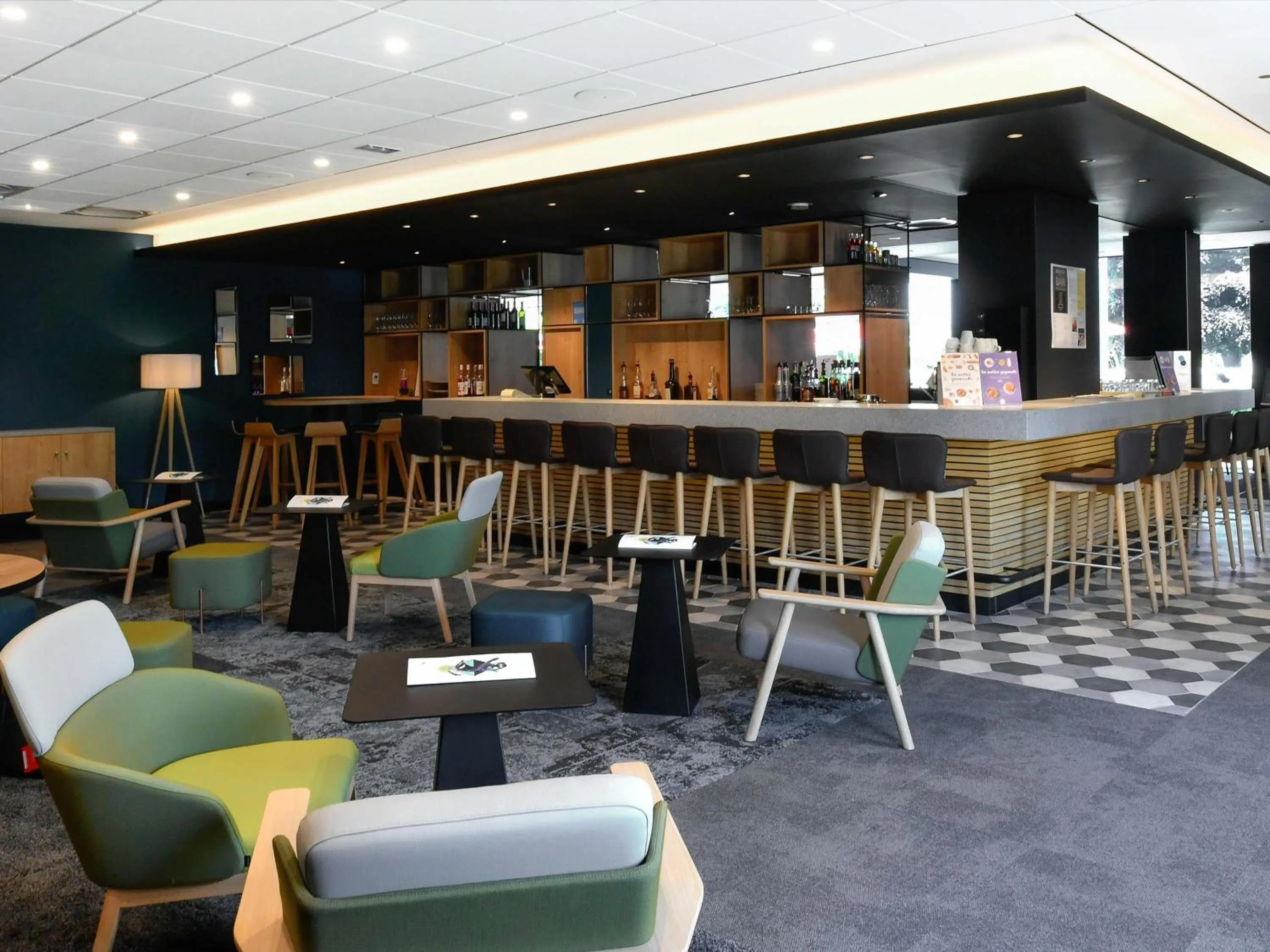 Lounge or bar in Novotel Caen Côte de Nacre