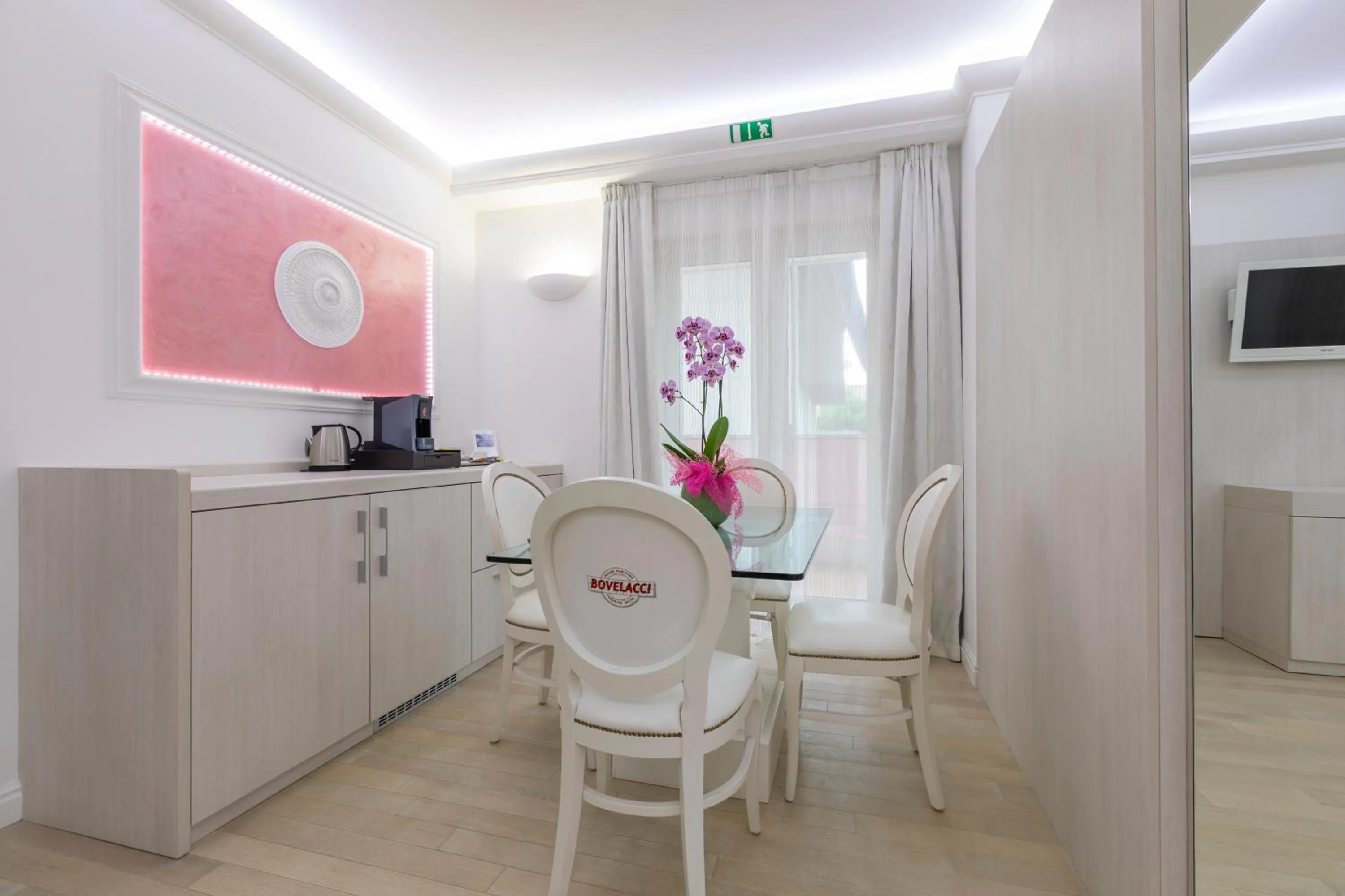 Coffee/tea facilities in Boutique Hotel Paradiso Bovelacci