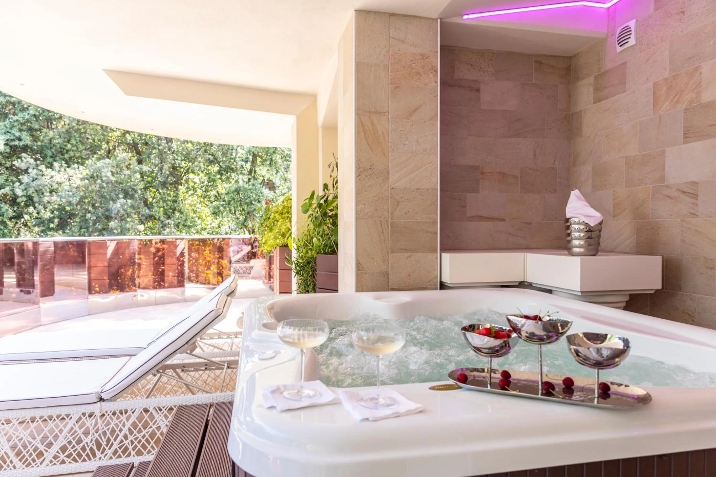 Hot Tub in Boutique Hotel Paradiso Bovelacci