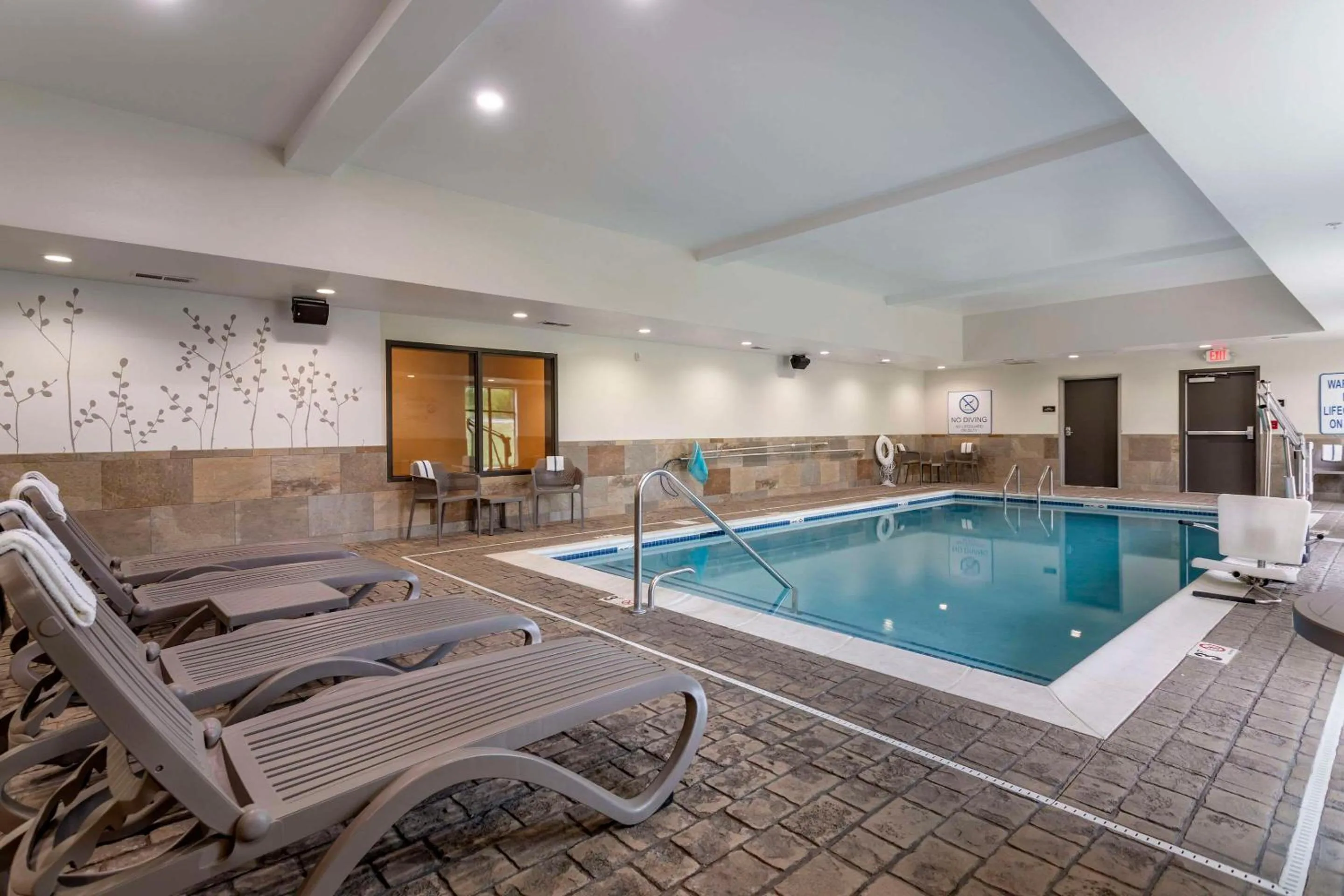 Swimming pool in MainStay Suites Bowling Green North