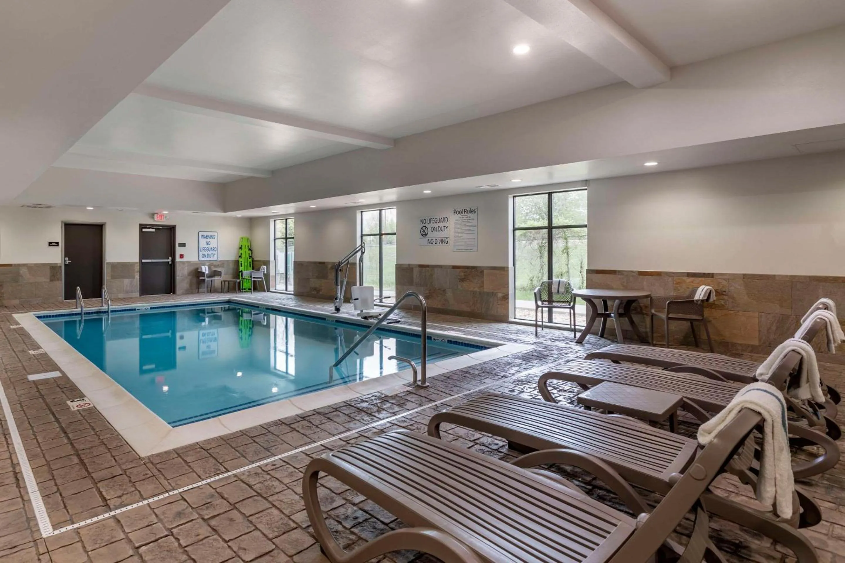 Swimming pool in MainStay Suites Bowling Green North