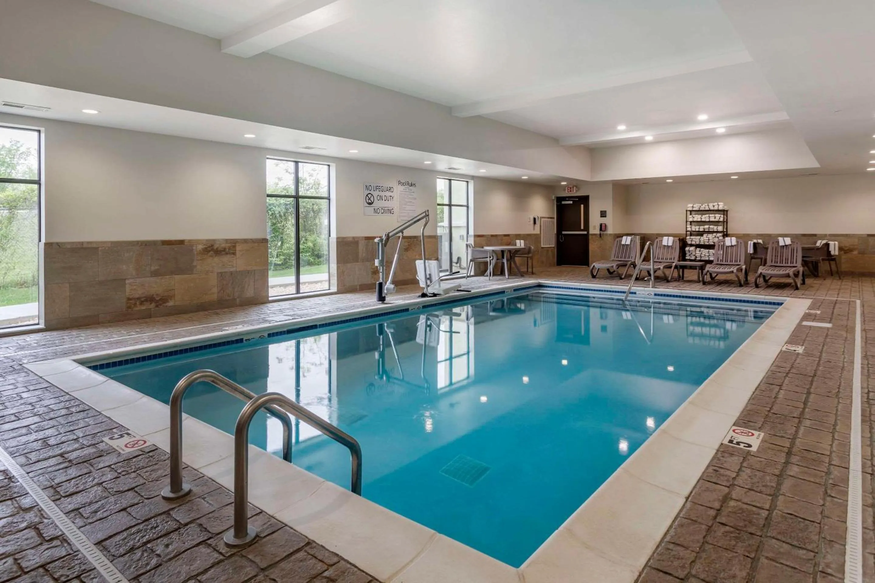 Swimming pool in MainStay Suites Bowling Green North