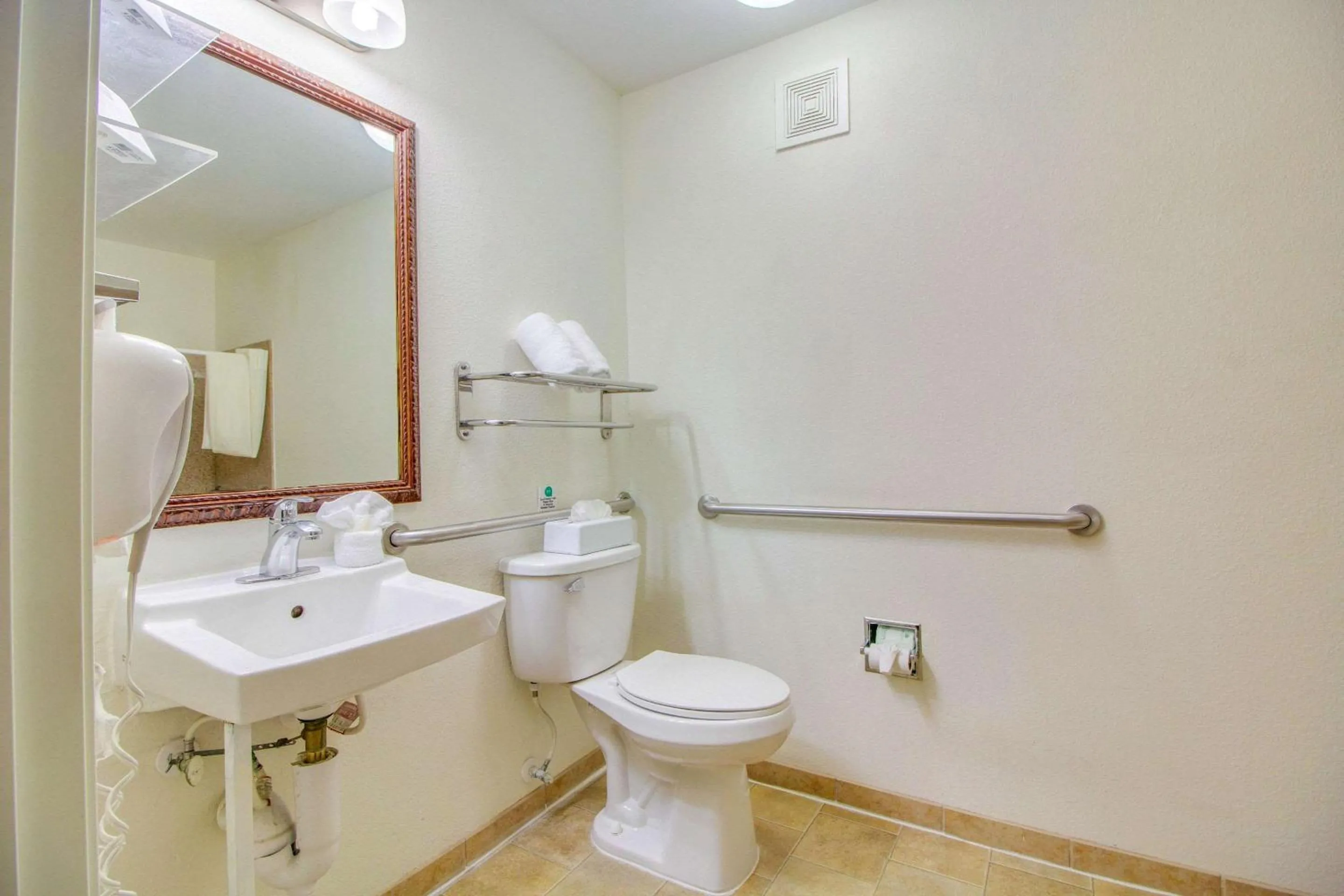 Bedroom in MainStay Suites Texas Medical Center-Reliant Park