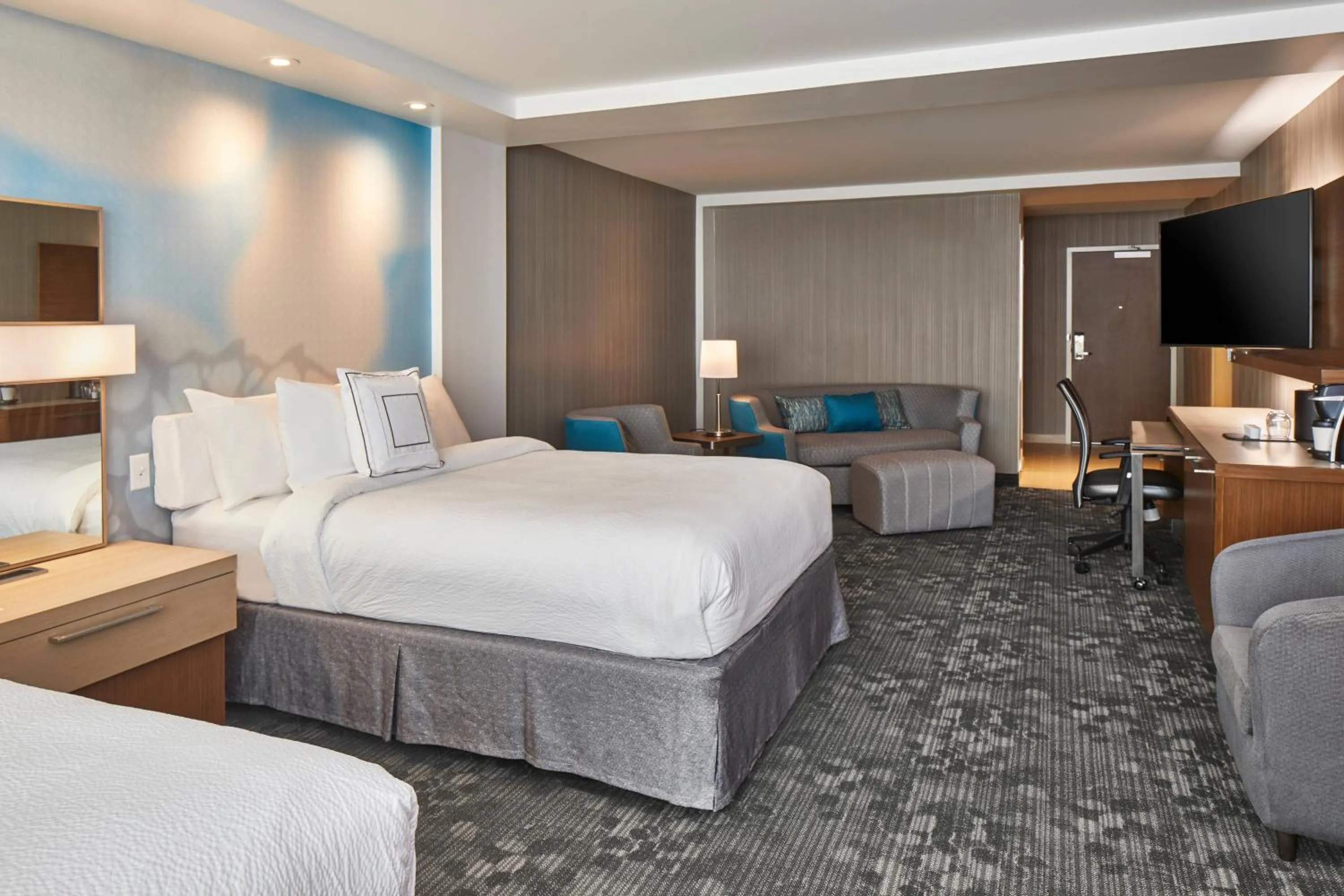 Bedroom, Bed in Courtyard Baltimore Downtown/McHenry Row