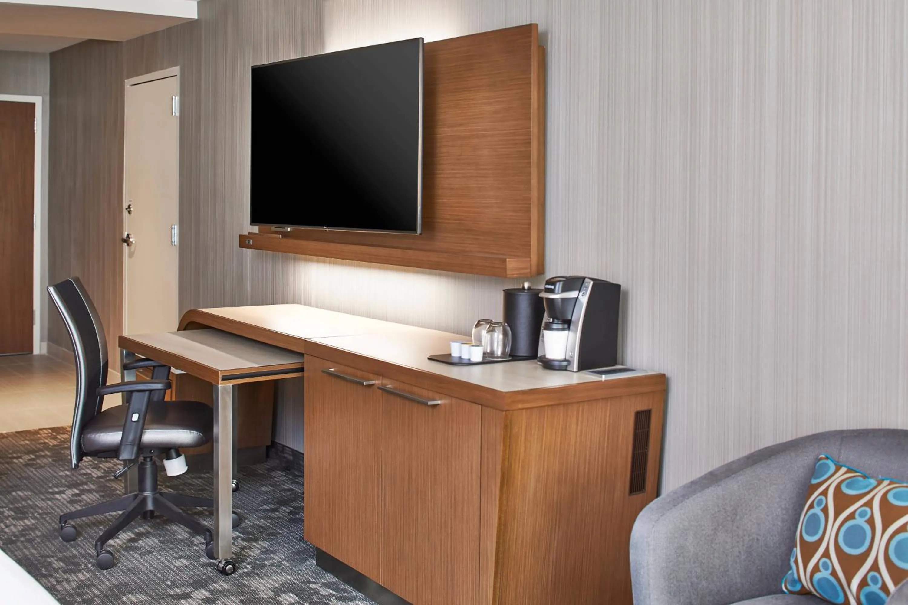 Bedroom in Courtyard Baltimore Downtown/McHenry Row