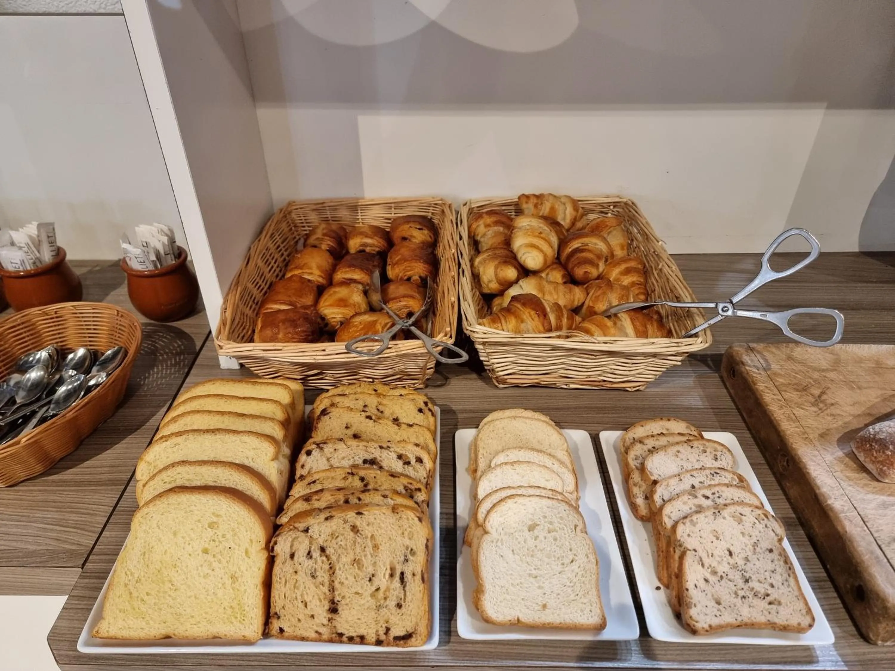 Buffet breakfast in Hôtel Restaurant Le Relais - Pau Nord