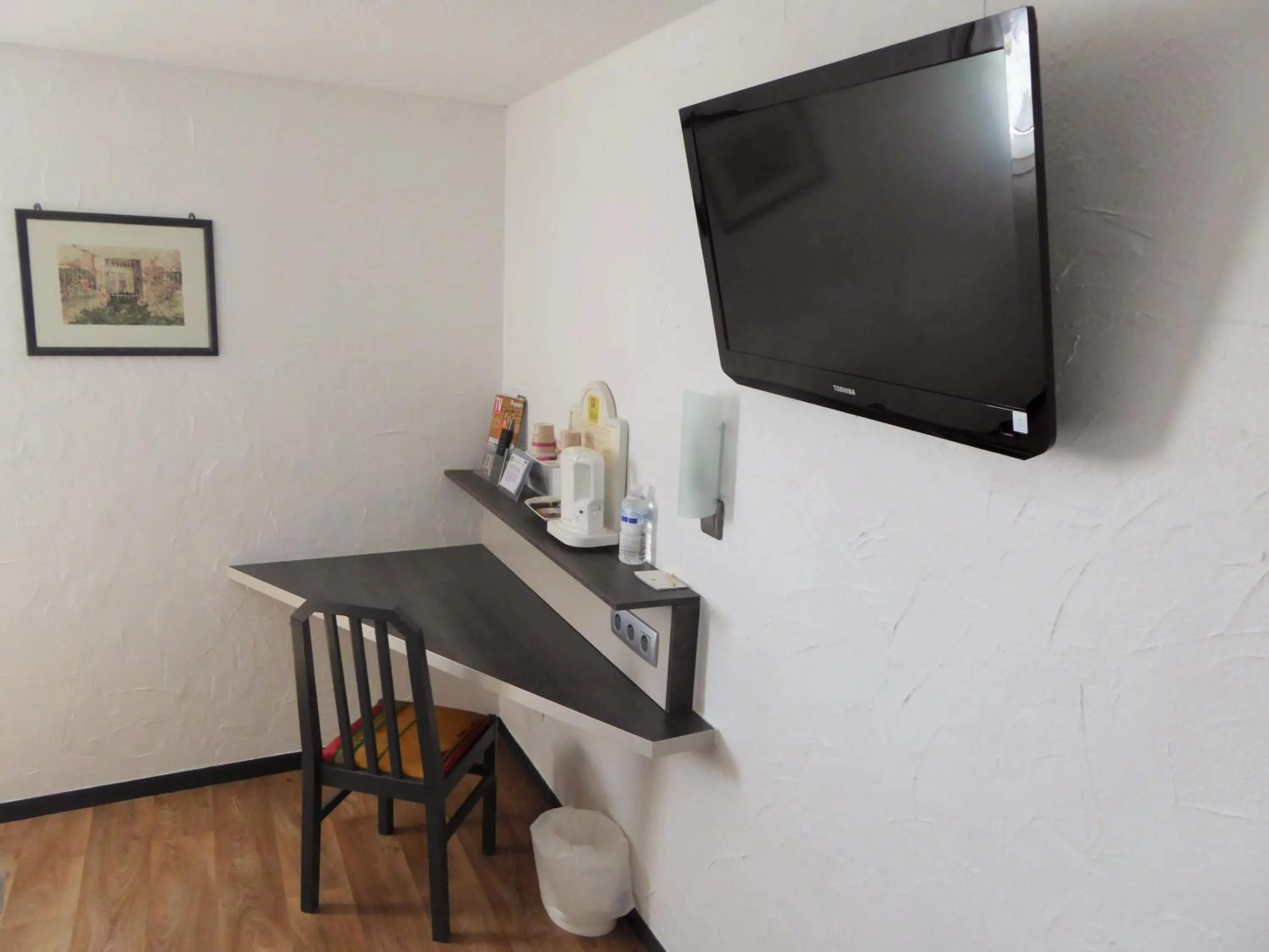 TV and multimedia in Hôtel Restaurant Le Relais - Pau Nord