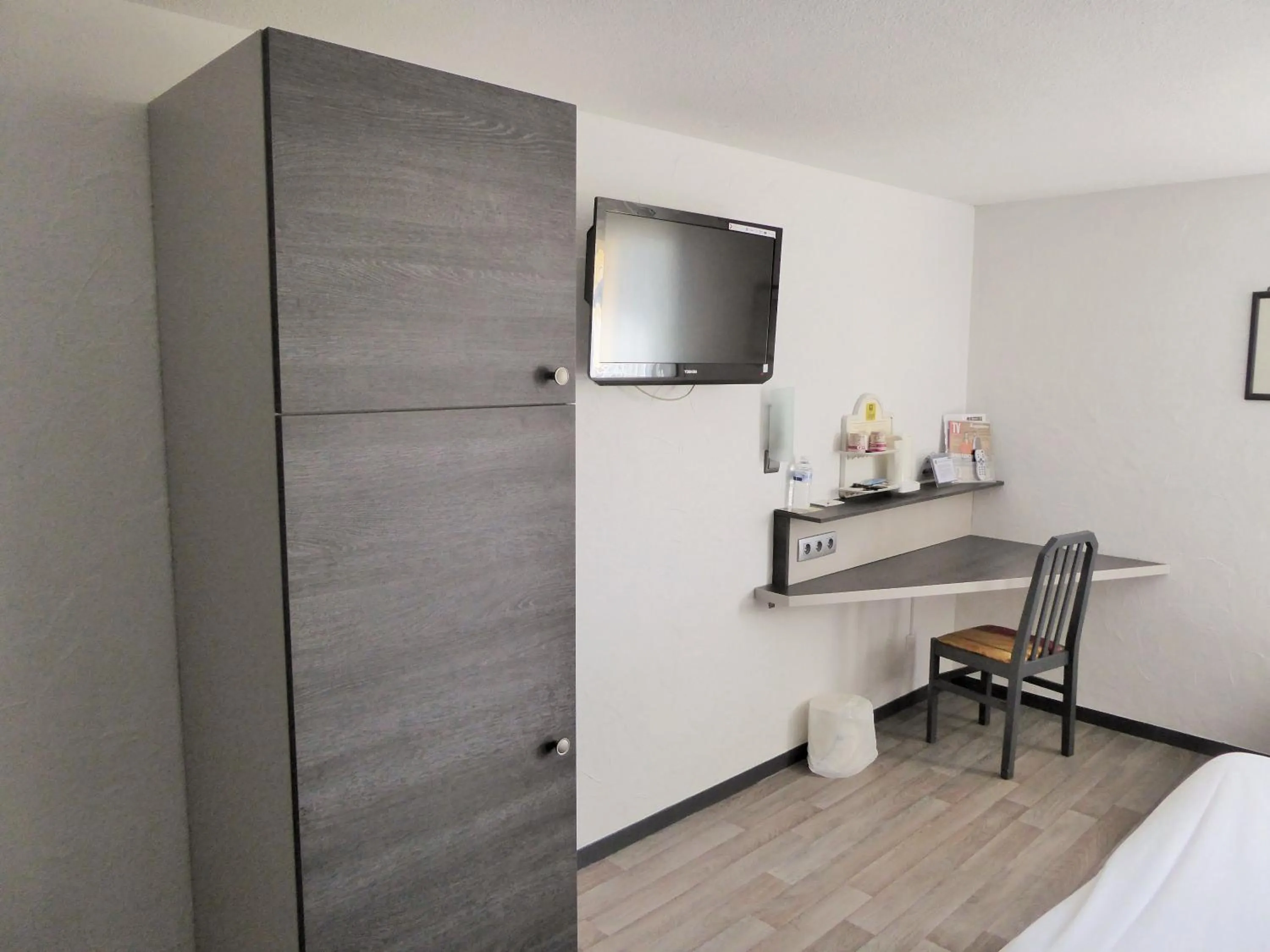 Decorative detail, Bed in Hôtel Restaurant Le Relais - Pau Nord