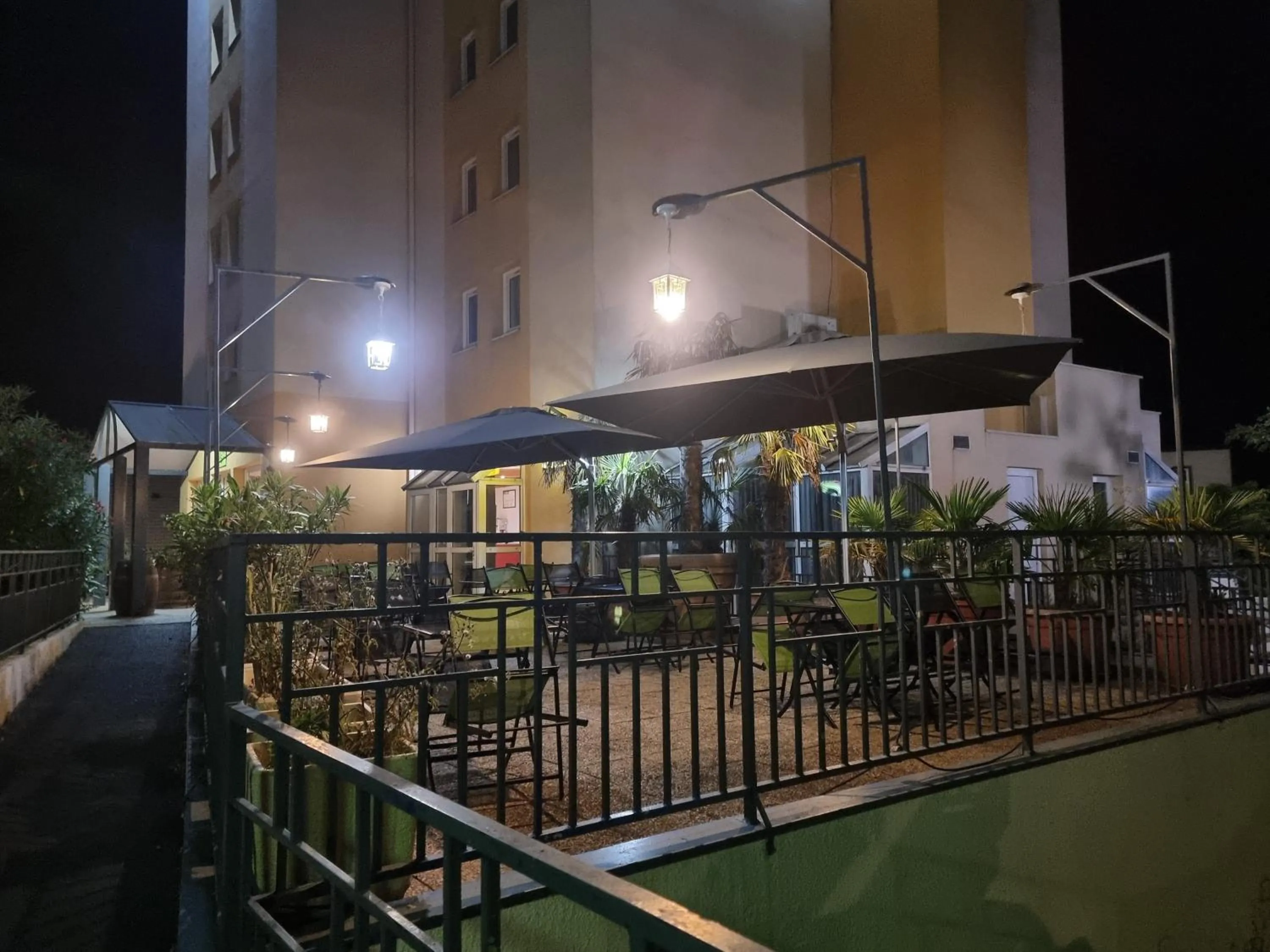 Patio in Hôtel Restaurant Le Relais - Pau Nord