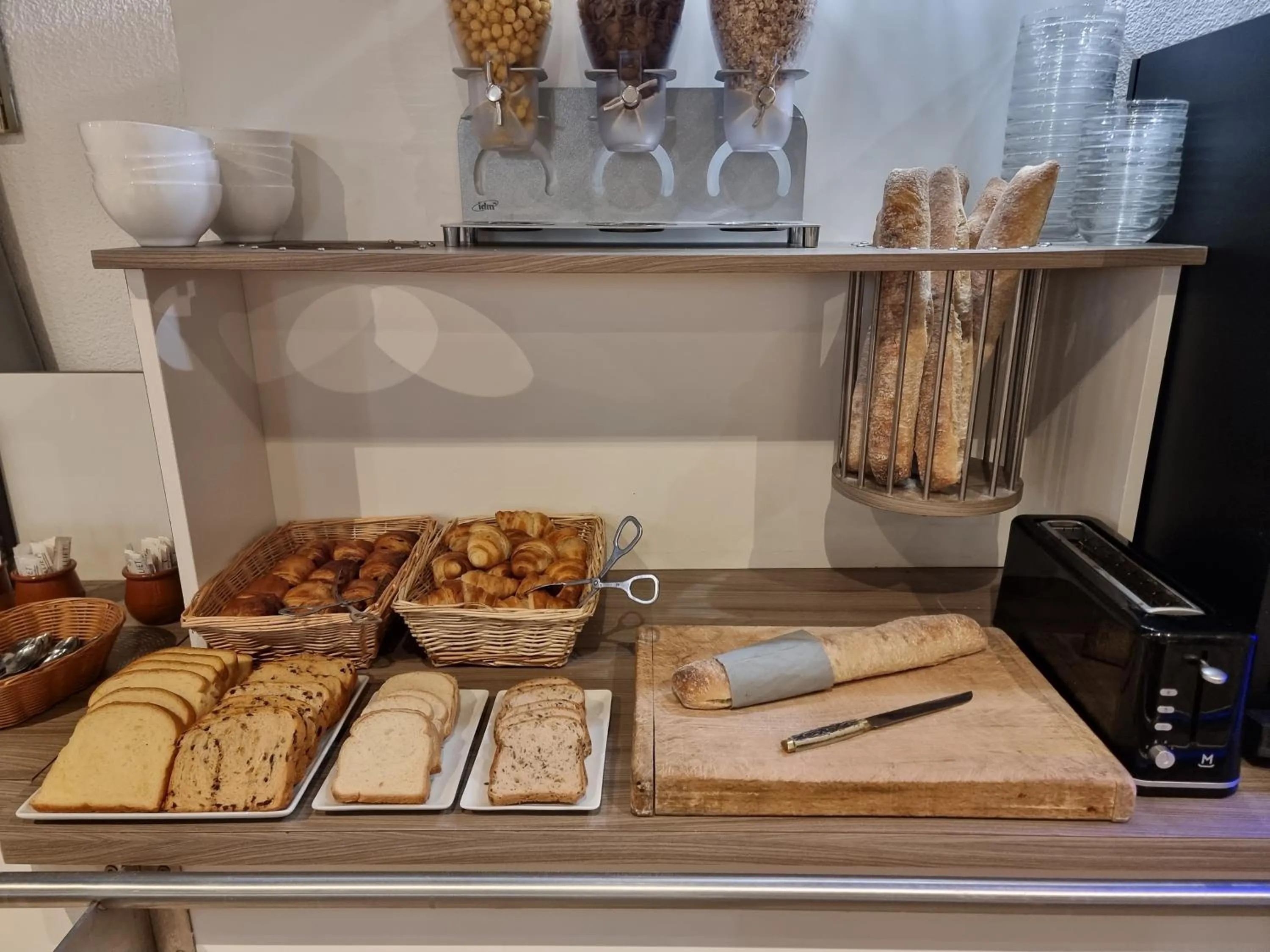 Buffet breakfast in Hôtel Restaurant Le Relais - Pau Nord