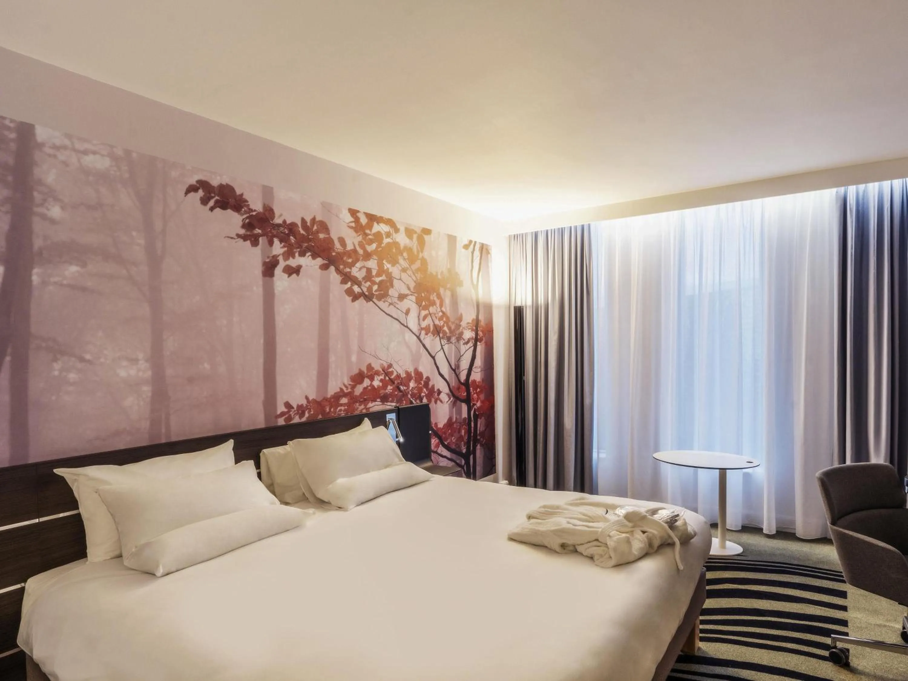 Bedroom, Bed in Novotel Leicester