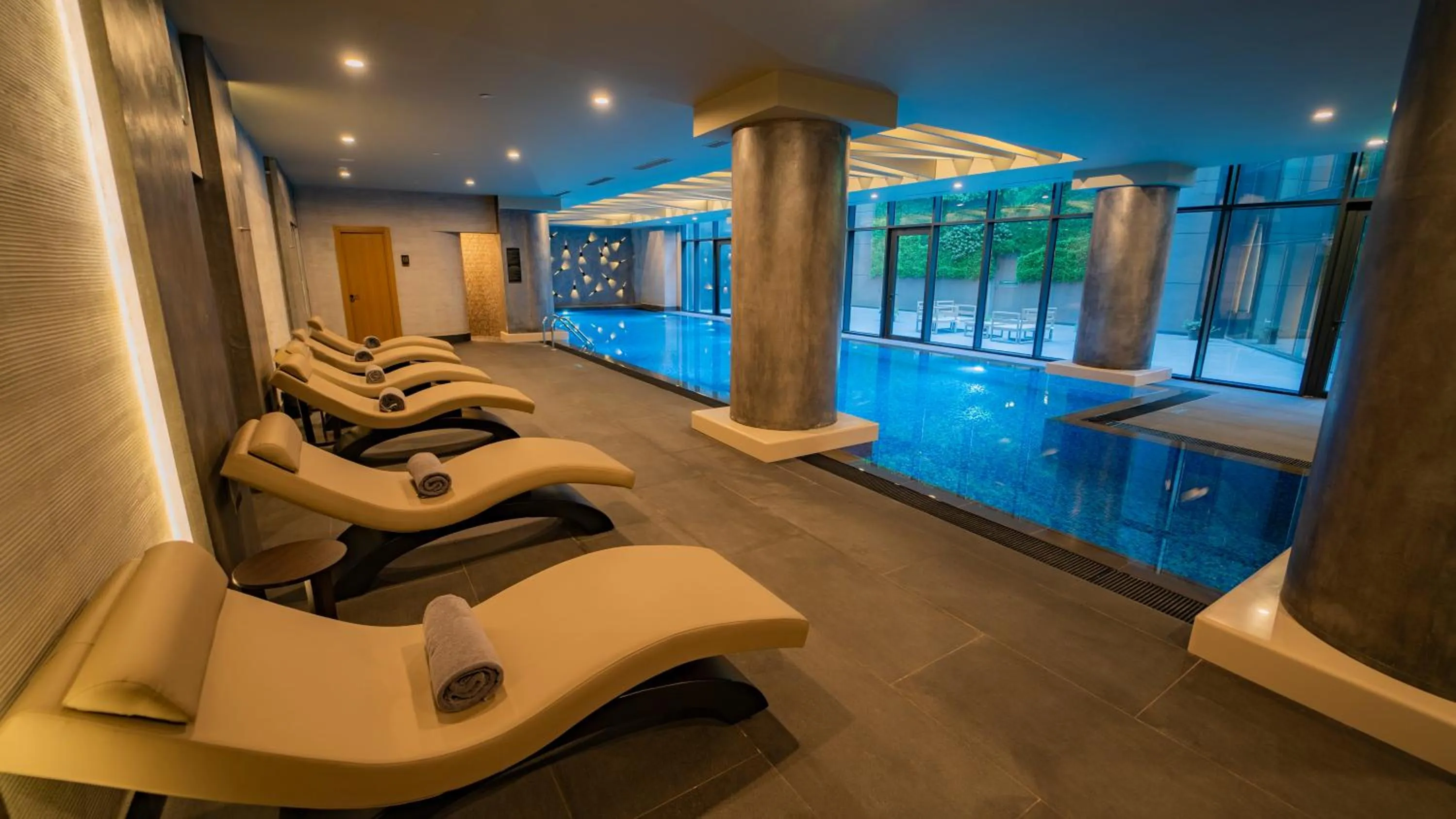 Swimming pool in Sofitel Istanbul Taksim