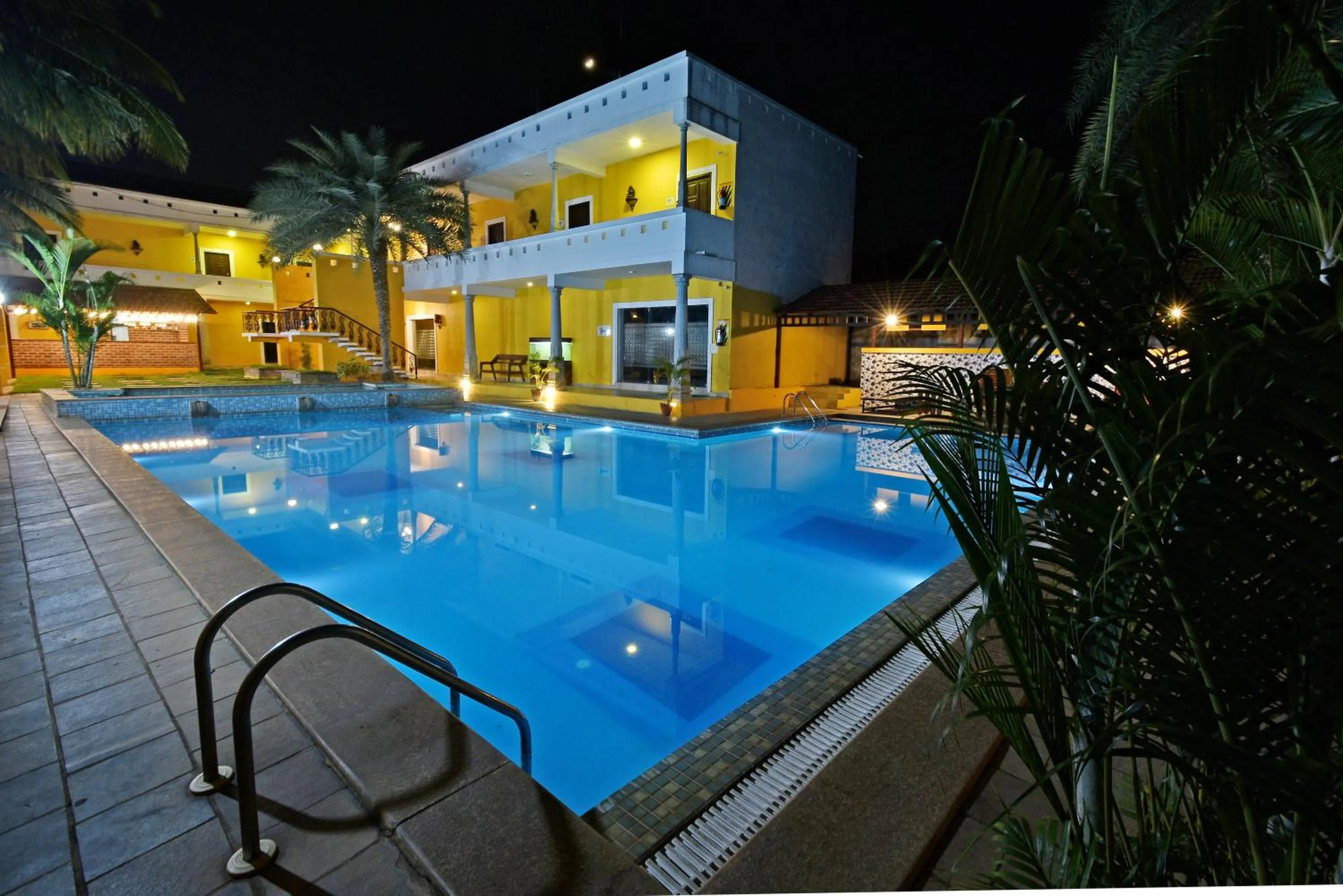 Swimming pool in Poppys Olive de' villa