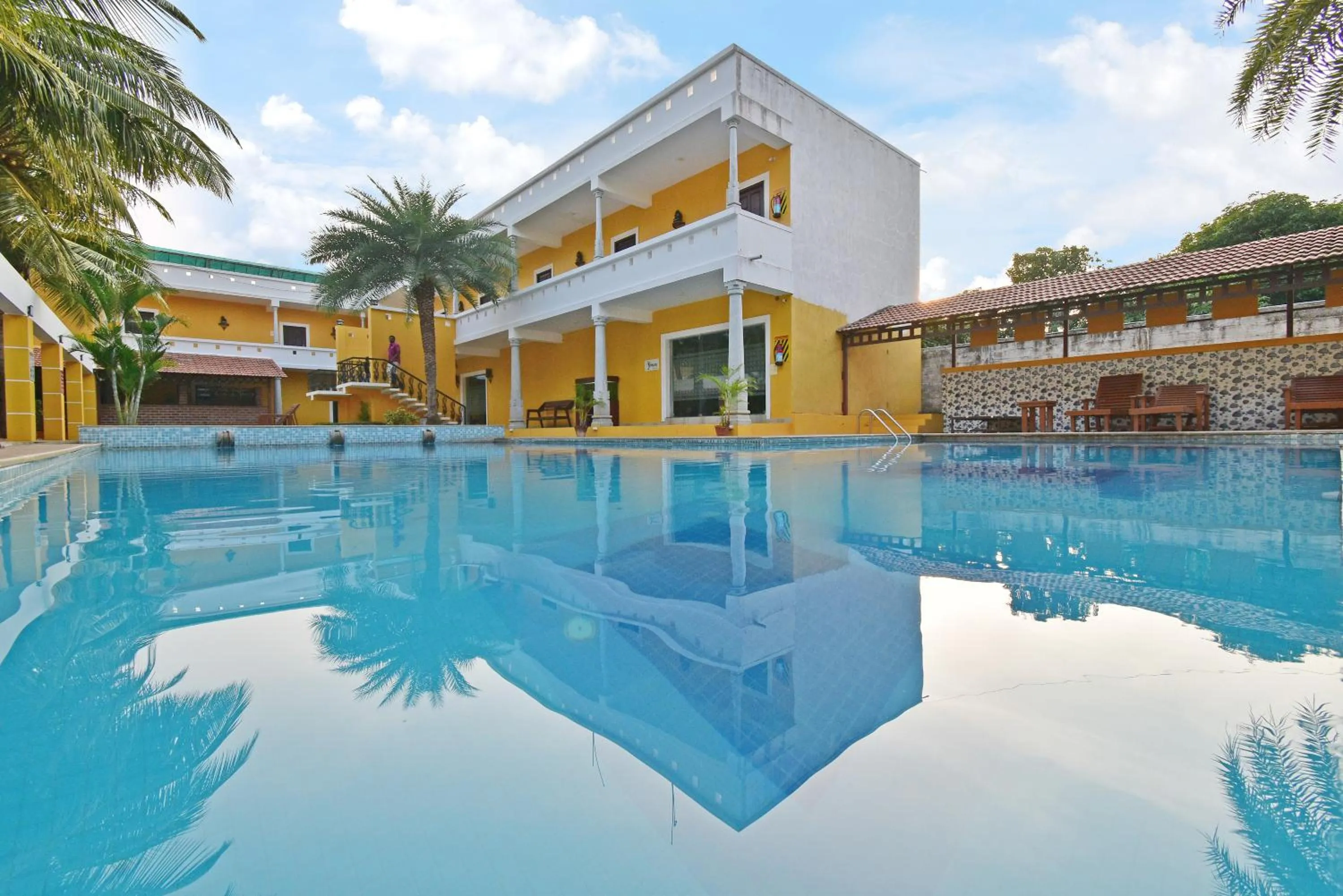 Swimming pool in Poppys Olive de' villa