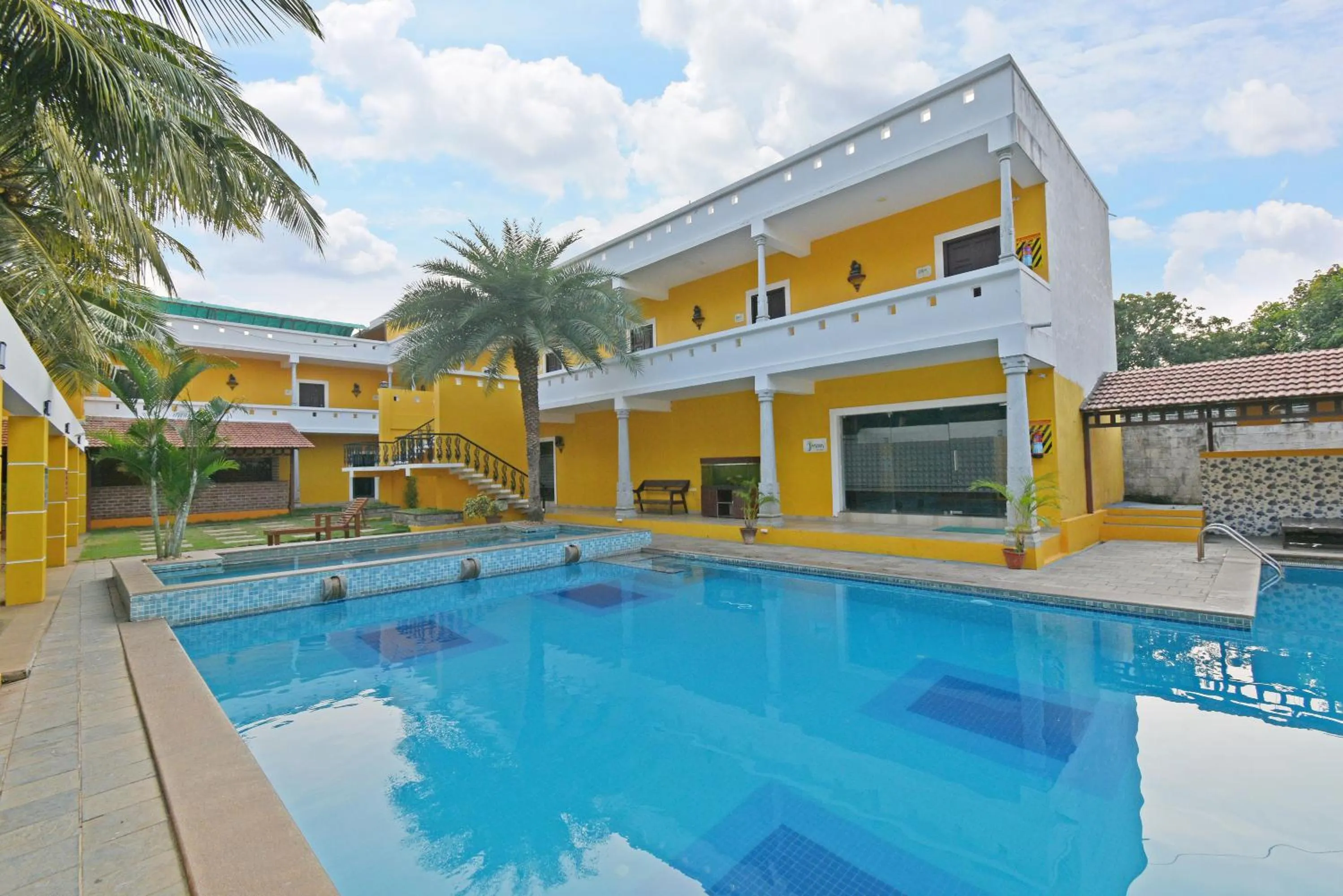 Swimming pool in Poppys Olive de' villa