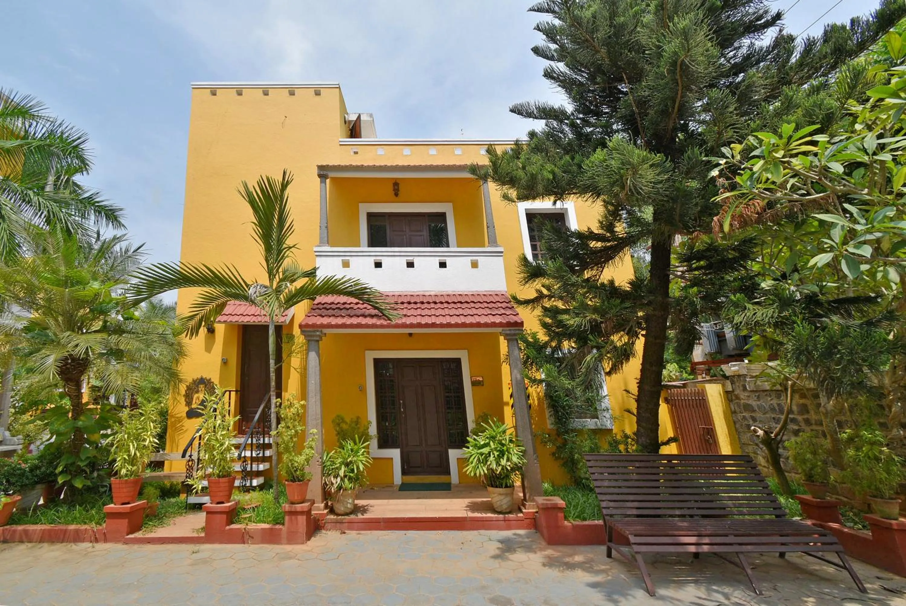 Facade/entrance in Poppys Olive de' villa
